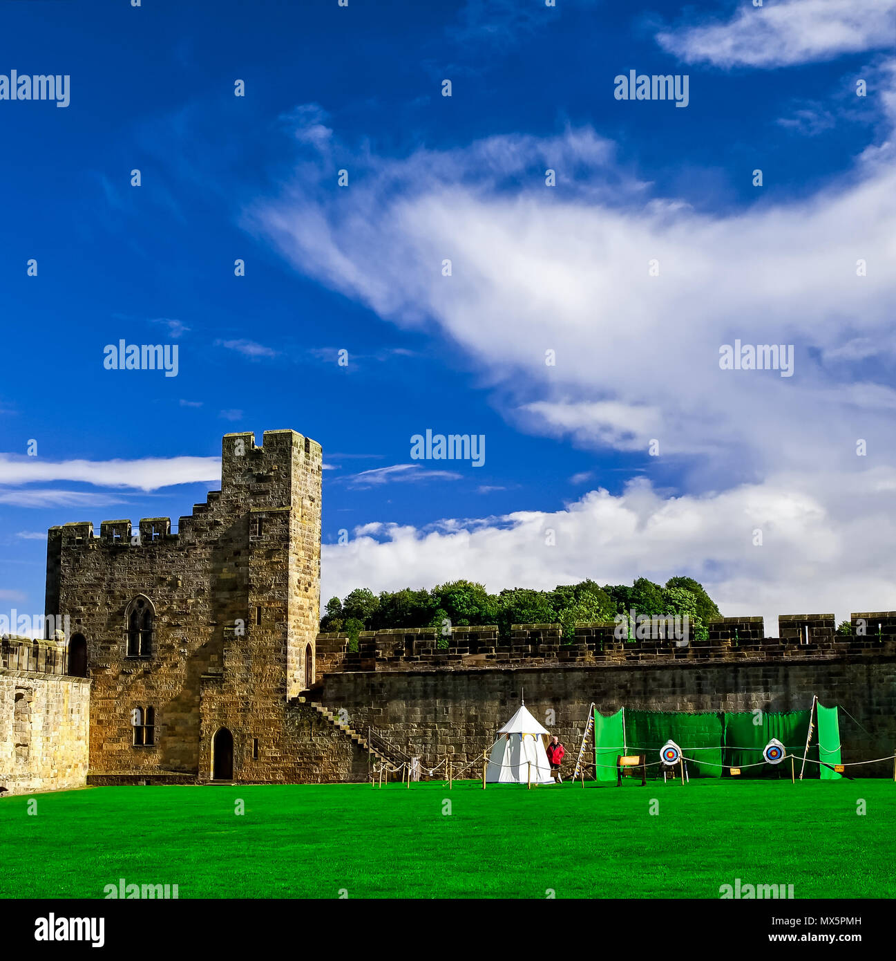 Alnwick, Regno Unito. 16 Maggio, 2018. Turistico a Alnwick Castle nella contea inglese del Northumberland, Regno Unito Credito: Alexandr Gusev/Pacific Press/Alamy Live News Foto Stock