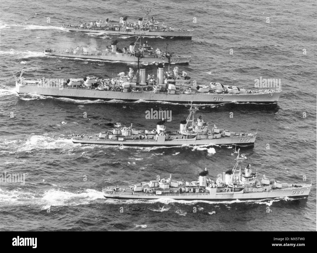 98 incrociatore brasiliano Tamandaré (C12) in corso con il cacciatorpediniere durante il 1961 Lobster guerra Foto Stock