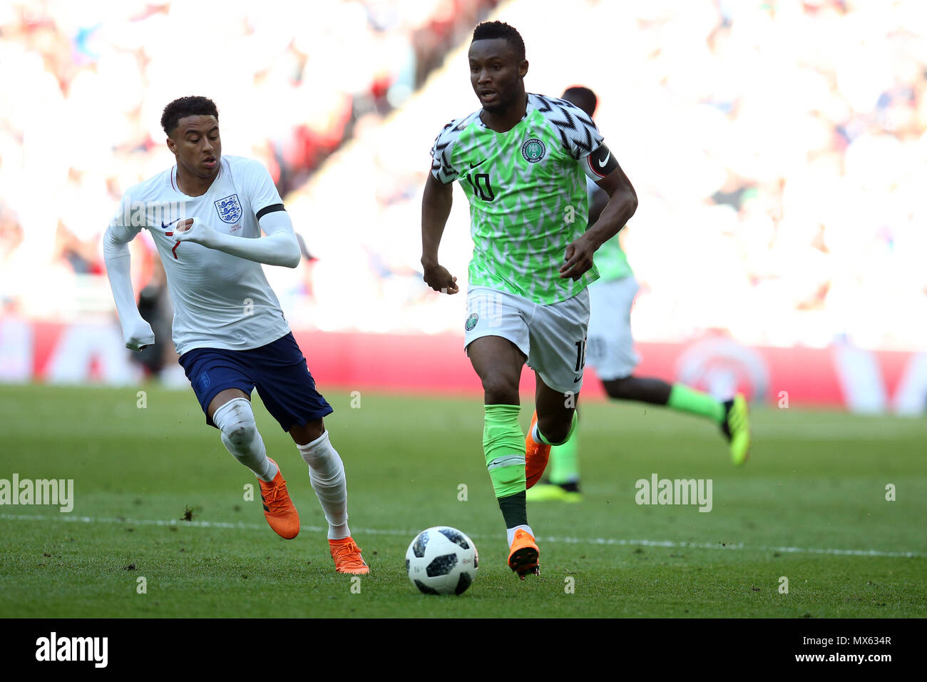 Lo stadio di Wembley, Londra, Regno Unito. 2° giu, 2018. John Obi Mikel della Nigeria e Jesse Lingard d'Inghilterra in azione. Partita internazionale di calcio amichevole, Inghilterra v Nigeria allo Stadio di Wembley a Londra il Sabato 2 Giugno 2018. Questa immagine può essere utilizzata solo per scopi editoriali. Solo uso editoriale, è richiesta una licenza per uso commerciale. Nessun uso in scommesse, giochi o un singolo giocatore/club/league pubblicazioni. pic da Andrew Orchard//Andrew Orchard fotografia sportiva/Alamy Live news Foto Stock
