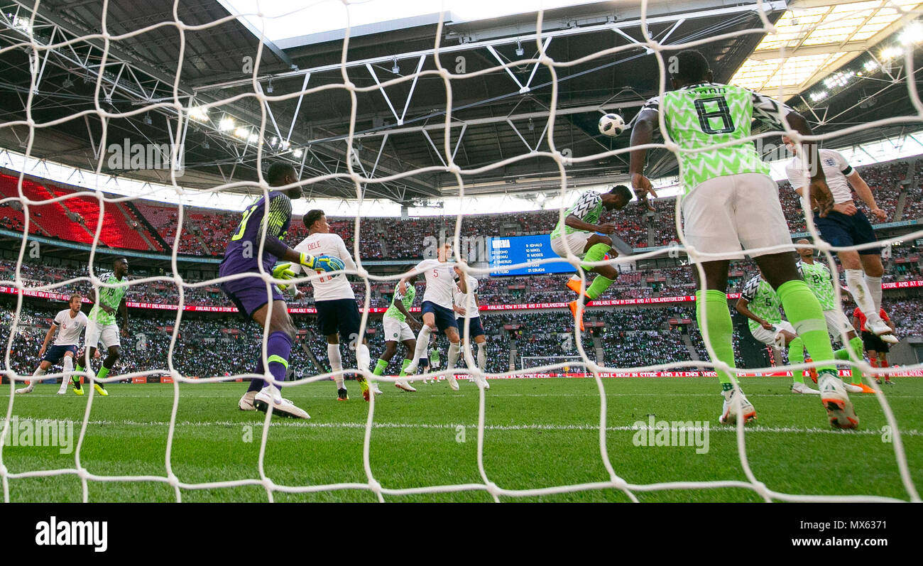 Londra, Regno Unito. 2 Giugno, 2018. John Obi Mikel (5R) della Nigeria teste per la sfera durante l'amichevole internazionale partita di calcio tra Inghilterra e Nigeria allo Stadio di Wembley a Londra, in Gran Bretagna il 2 giugno 2018. In Inghilterra ha vinto 2-1. Credito: Han Yan/Xinhua/Alamy Live News Foto Stock