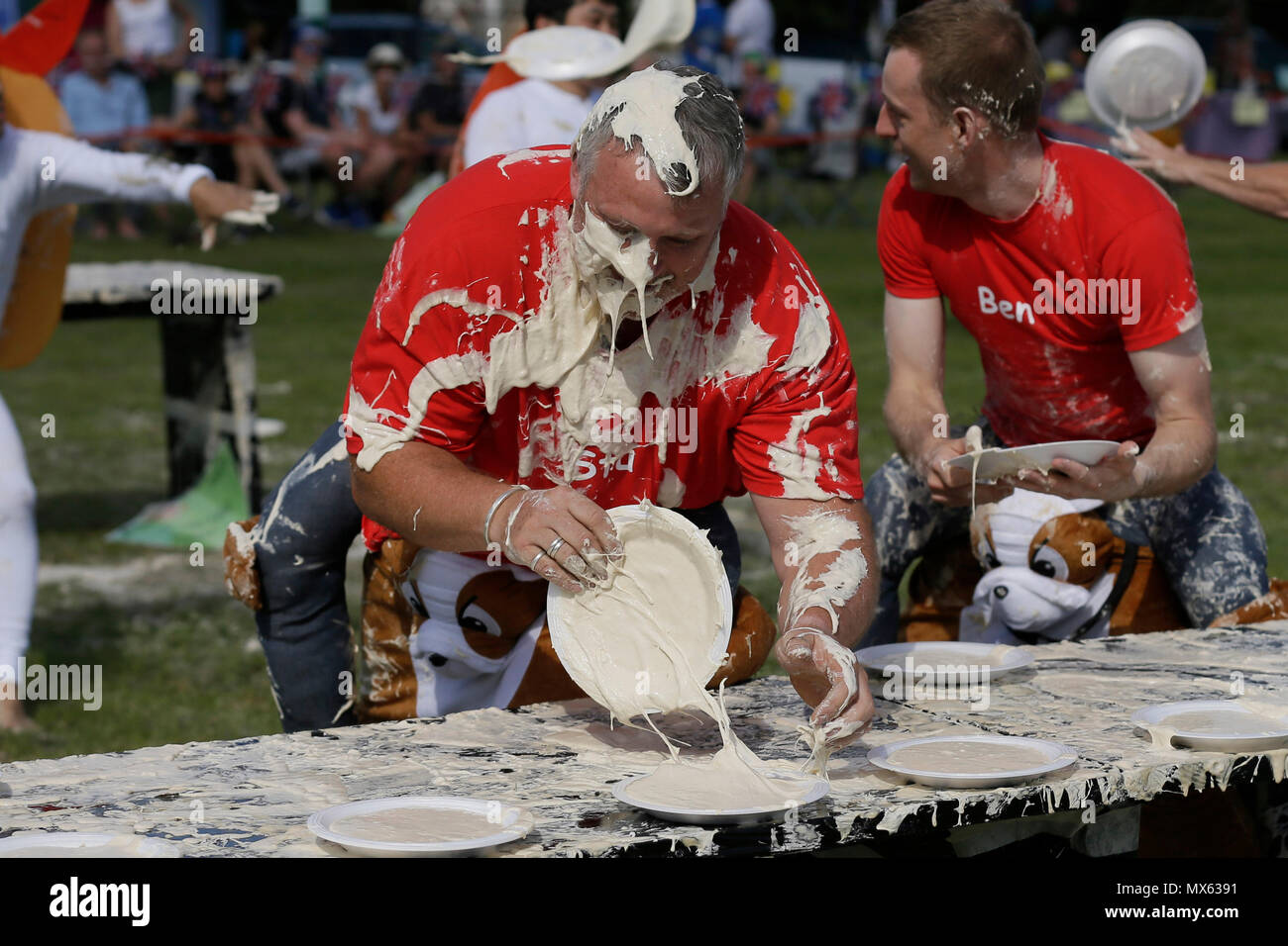 Kent, Gran Bretagna. 2 Giugno, 2018. Un uomo raccoglie una torta a lanciare durante il mondo crema pasticcera torta campionati a Coxheath Village Hall nel Kent, la Gran Bretagna, il 2 giugno 2018. Credito: Tim Irlanda/Xinhua/Alamy Live News Foto Stock