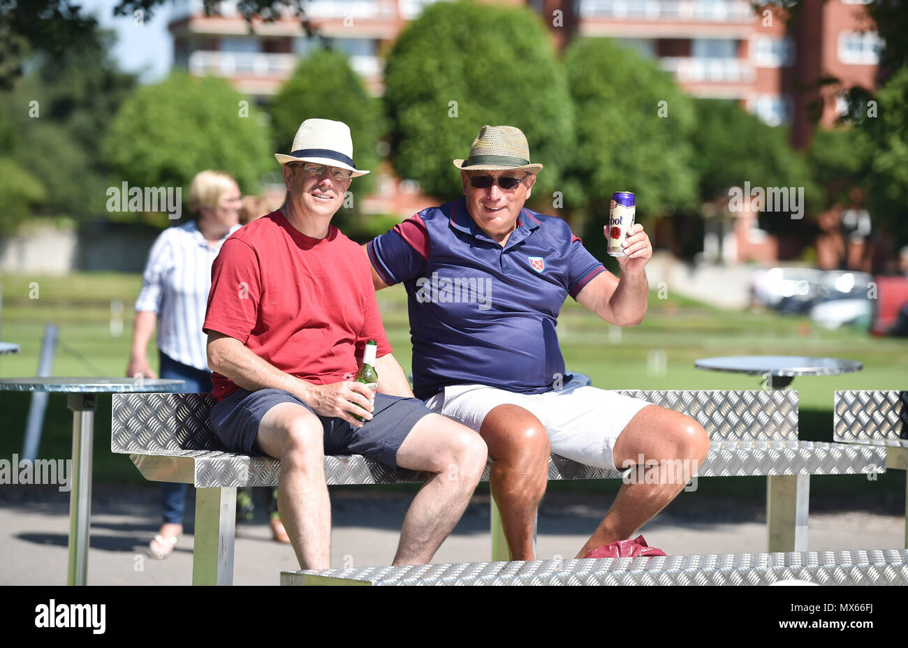 Eastbourne Regno Unito 3 Giugno 2018 - REGNO UNITO Meteo: il tempo per una birra fresca in una bella giornata di sole a Saffrons cricket ground dove Sussex squali sono la riproduzione di Essex Aquile in Eastbourne con temperature meteo per raggiungere l'alta 20s in alcune parti del sud est di credito oggi: Simon Dack/Alamy Live News Foto Stock