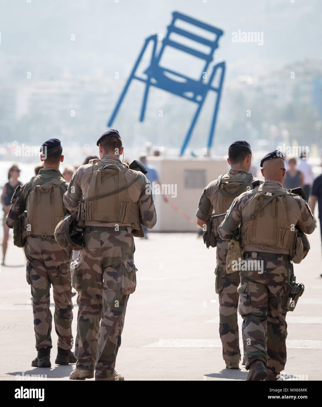 Nizza, Francia. Il 3 giugno, 2018. Le truppe francesi rimangono in stato di allerta mentre il pattugliamento lungo la Promenade des Anglais a Nizza, il sito del 2016 attacco terroristico. La sera del 14 luglio 2016 un 19 t i camion Cargo è stata deliberatamente guidato nella folla per celebrare il Giorno della Bastiglia causando la morte di 86 persone e il ferimento di altre 434. Credito: Guy Corbishley/Alamy Live News Foto Stock