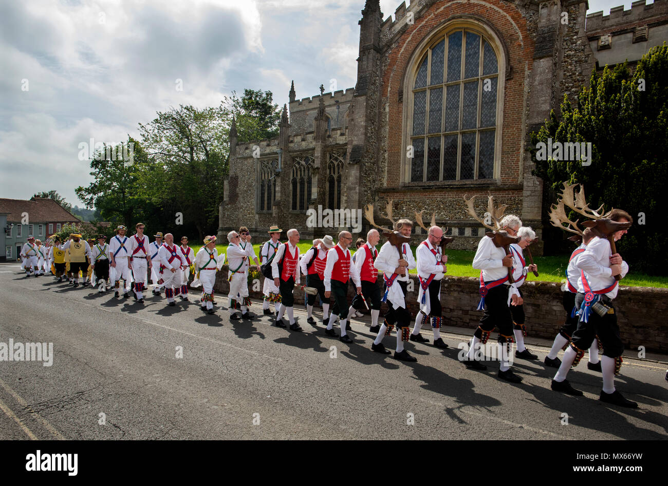 Thaxted Morris Weekend, Thaxted Essex England Regno Unito. 2-3 Giugno 2018 La 85a Assemblea degli Stati Club dell'anello di Morris ospitato da Thaxted Morris (uomini che indossano strisce rosse e bianche) che portano l annuale domenica mattina processione verso Thaxted chiesa dopo un intenso sabato di ballare in una dozzina di pub locali nei circostanti villaggi nel nord-ovest dell' Essex. Credito: BRIAN HARRIS/Alamy Live News Foto Stock