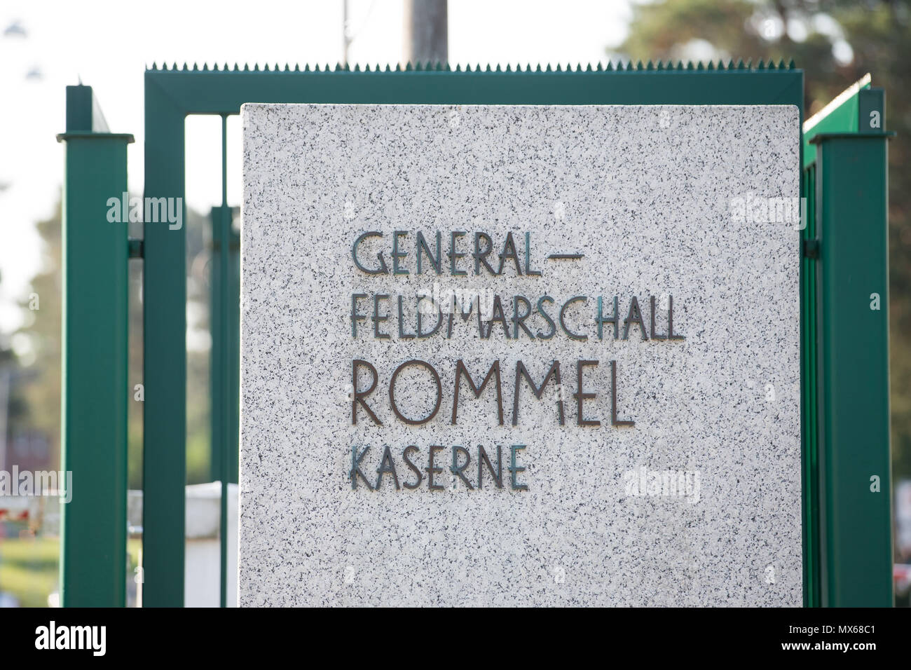 29 maggio 2018, Augustdorf, Germania: 'feldmaresciallo Rommel caserma" si trova all'ingresso della caserma. Come parte della rotazione programmata delle forze armate statunitensi in Europa Orientale, noi veicoli militari rotolare sulla A2, fermandosi presso la caserma dell'esercito tedesco. Il 'Atlantic risolvere' funzionamento con circa 300 veicoli, il cui completamento è previsto entro la fine del mese. Il trasporto militare dovrebbe essere temporaneamente bloccato dal traffico stradale. Foto: Friso Gentsch/dpa Foto Stock