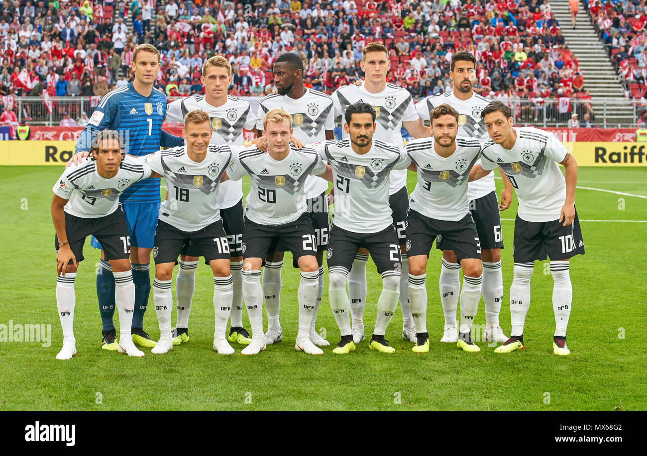 Klagenfurt, Germania. 2° giu, 2018. Austria-Germany, calcio, Klagenfurt, Giugno 02, 2018 Teamphoto: Manuel NEUER, DFB 1 Torwart, Nils PETERSEN, DFB 25 Antonio RUEDIGER, DFB 16 Niklas SUELE, DFB 26 Sami KHEDIRA, DFB 6 , vorne: Leroy SANE, DFB 19 Giosuè KIMMICH, DFB 18 Julian BRANDT, DFB 20 Ilkay GUENDOGAN, DFB 21, Jonas HECTOR, DFB 3 Mesut OEZIL, DFB 10 AUSTRIA - GERMANIA 2-1 Football match amichevole, Klagenfurt, Austria, Giugno 02, 2018, STAGIONE 2017/2018 © Peter Schatz / Alamy Live News Foto Stock