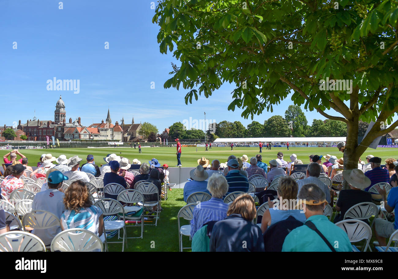 Eastbourne Regno Unito 3 Giugno 2018 - Una bella giornata di sole durante il Royal London un giorno partita di cricket tra Sussex squali e aquile Essex presso la massa Saffrons in Eastbourne UK Credit: Simon Dack/Alamy Live News Foto Stock