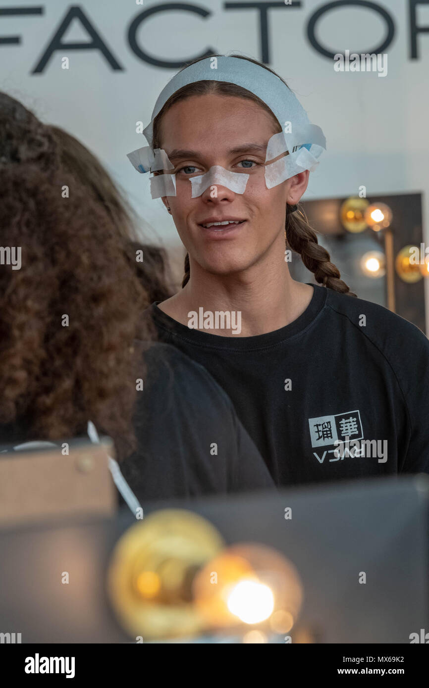 A Londra il 3 giugno 2018, laureato della settimana della moda,2018 Londra nel backstage dell'area per il trucco Credit Ian Davidson/Alamy Live News Foto Stock