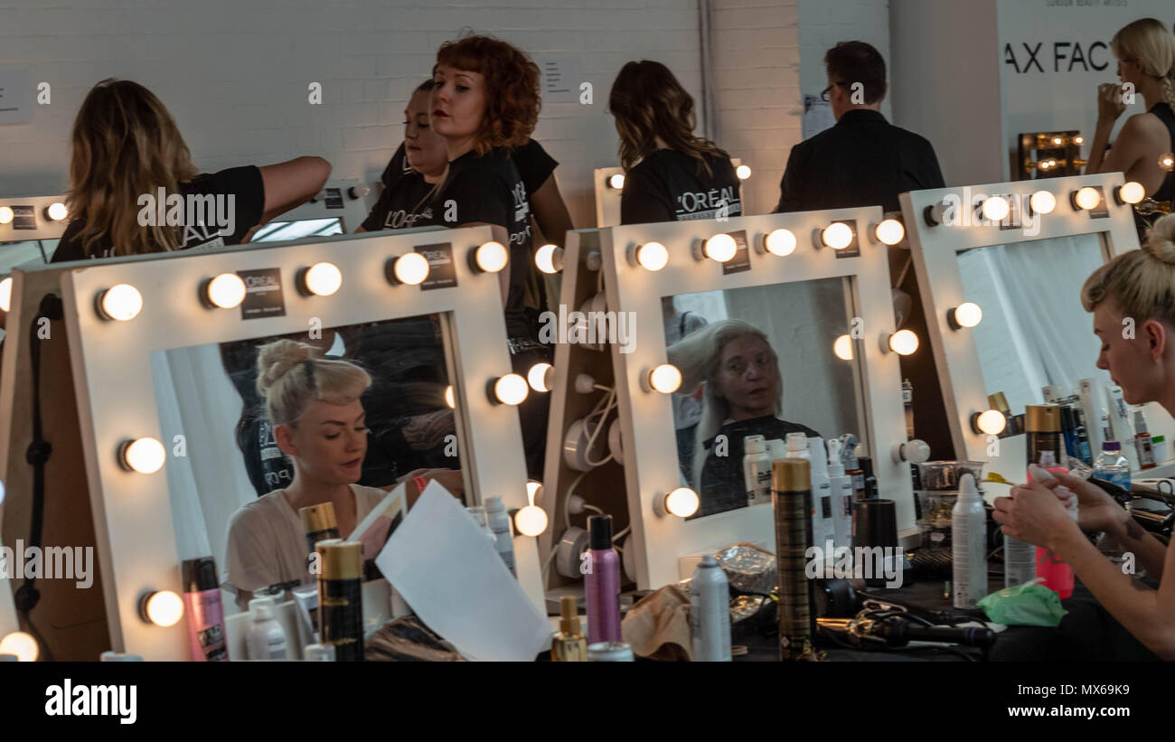 A Londra il 3 giugno 2018, laureato della settimana della moda,2018 Londra nel backstage dell'area per il trucco Credit Ian Davidson/Alamy Live News Foto Stock