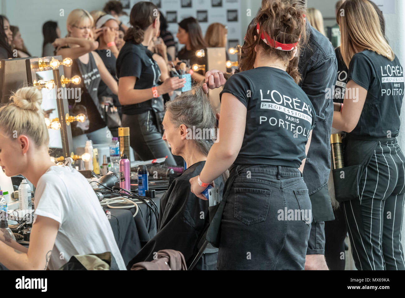 A Londra il 3 giugno 2018, laureato della settimana della moda,2018 Londra presso la Old Truman Brewery Shoreditch nel backstage dell'area per il trucco Credit Ian Davidson/Alamy Live News Foto Stock