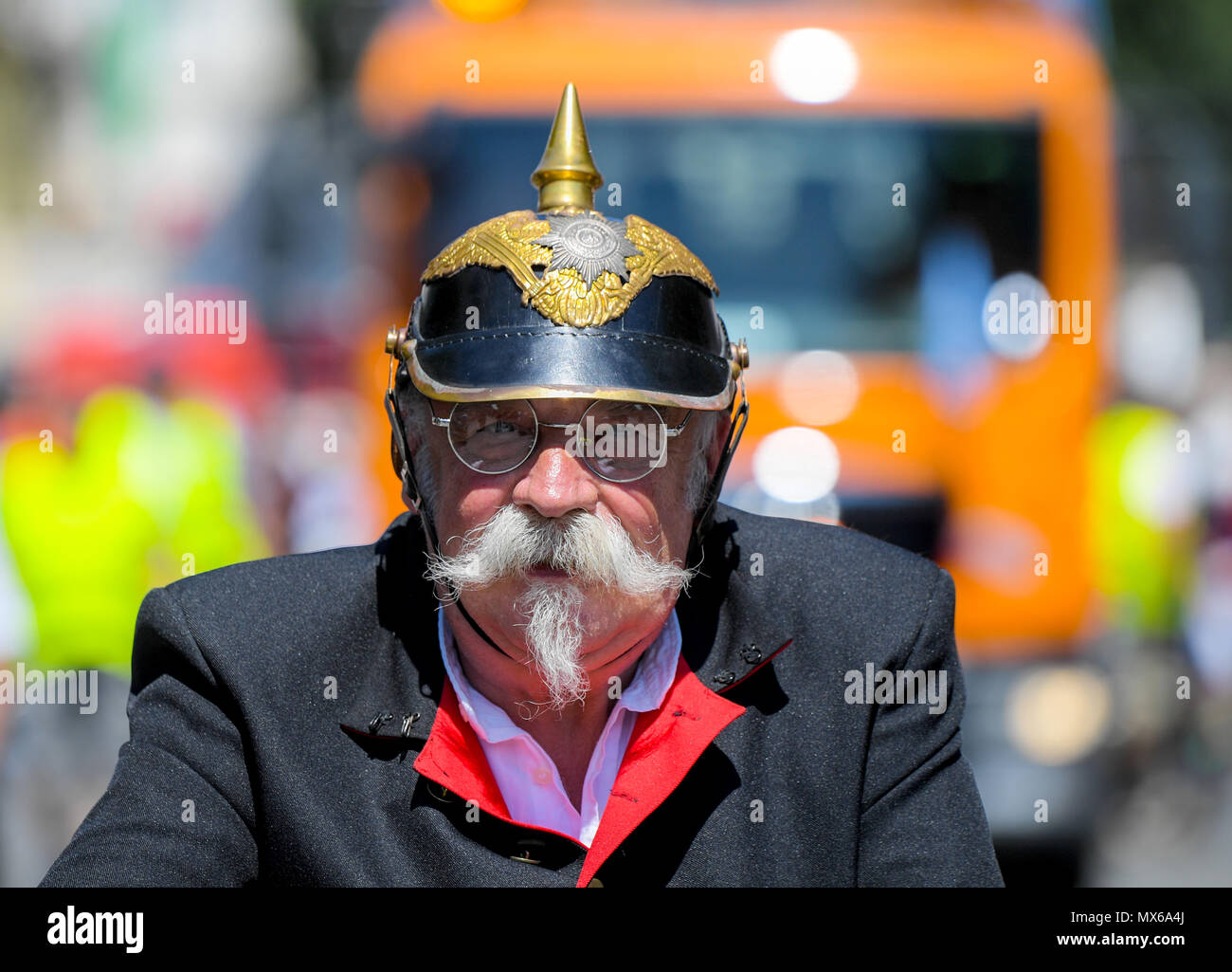 Worm, Germania. 3° giu, 2018. 03 giu 2018, Germania, Worm: Un partecipante che indossa un casco spiked al corteo per il giorno della Renania Palatinato. Oltre 70 contributi dalla città, distretti rurali, club e organizzazioni stanno presentando la loro diversità culturale alla processione della Renania Palatinato giorno. Foto: Andreas Arnold/dpa Credito: dpa picture alliance/Alamy Live News Foto Stock