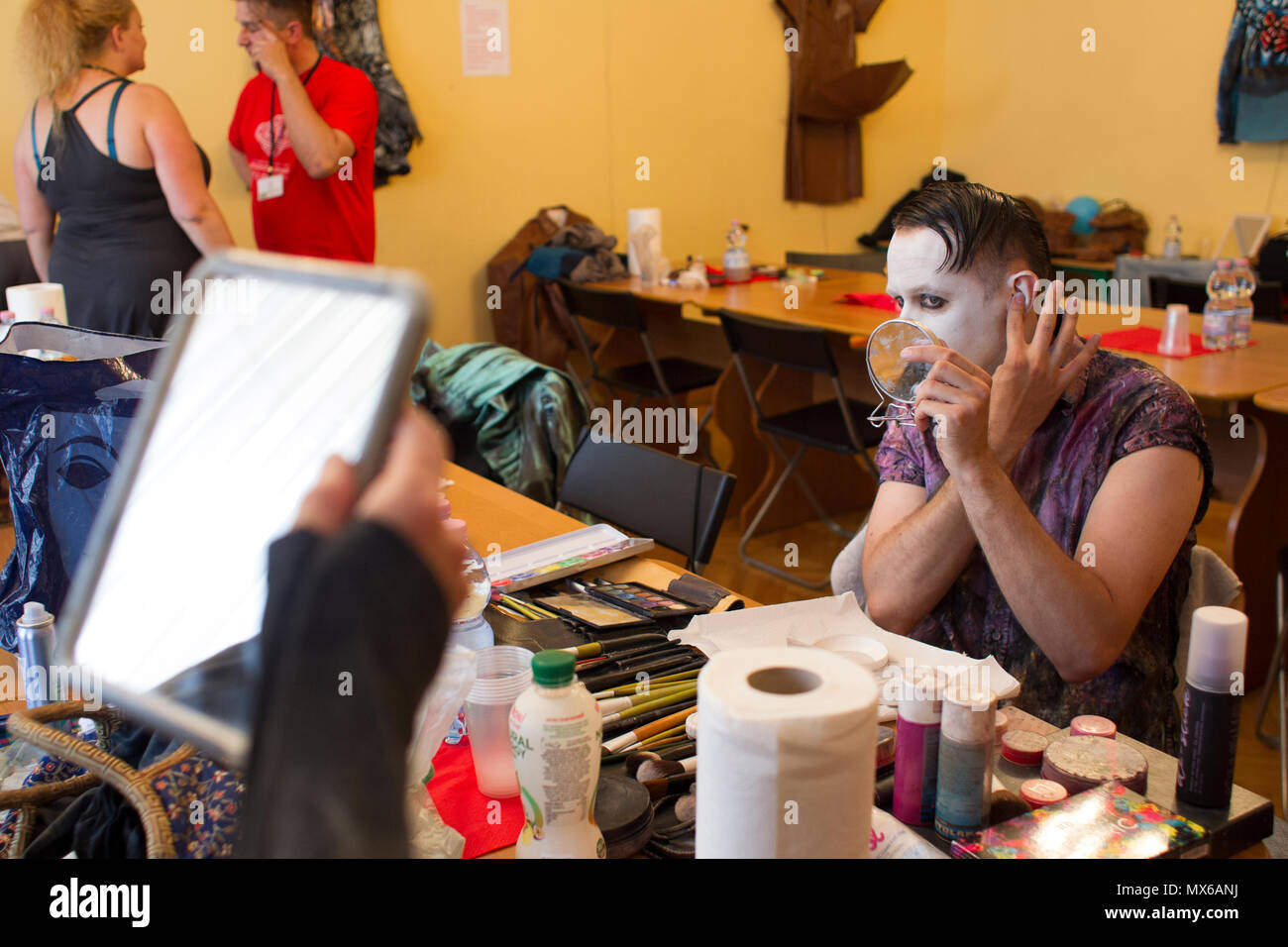 Szamotuly, Polonia. 3° giu, 2018. Il festival di strada di Single è un evento straordinario con straordinaria gli ospiti. Che cosa significa? Una speciale e inusuale, unico, unico, accattivanti, straordinario, unico e impareggiabile, non come un altro. Un tale festival. Tali artisti. Un tale pubblico. Posto come quello. Appena un UFO! Credito: Slawomir Kowalewski/Alamy Live News Foto Stock