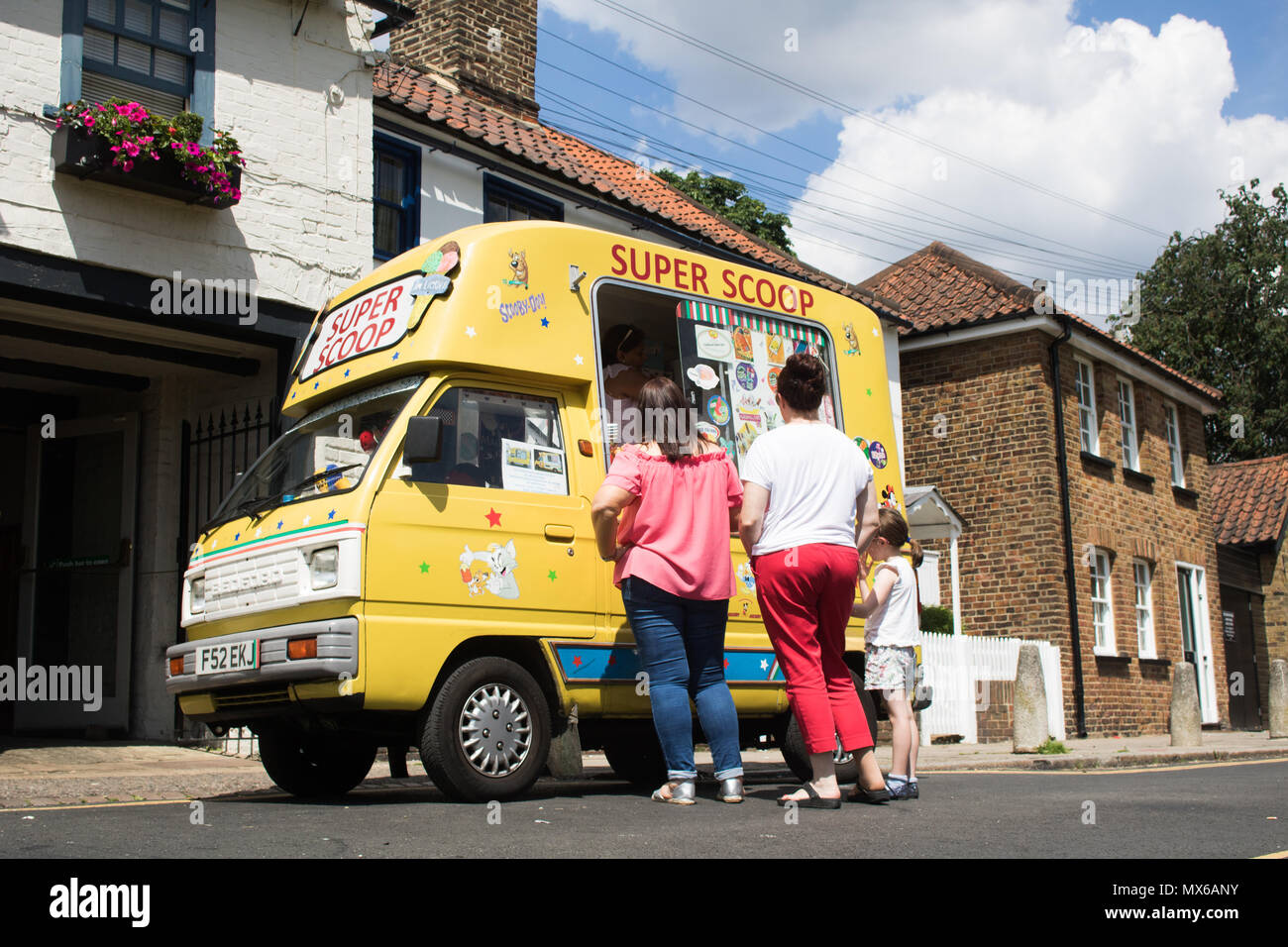 Londra REGNO UNITO. Il 3 giugno 2018. Regno Unito Meteo: un gelato van serve i clienti come popolo gregge di Wimbledon Common per godersi il caldo sole domenica Credito: amer ghazzal/Alamy Live News Foto Stock