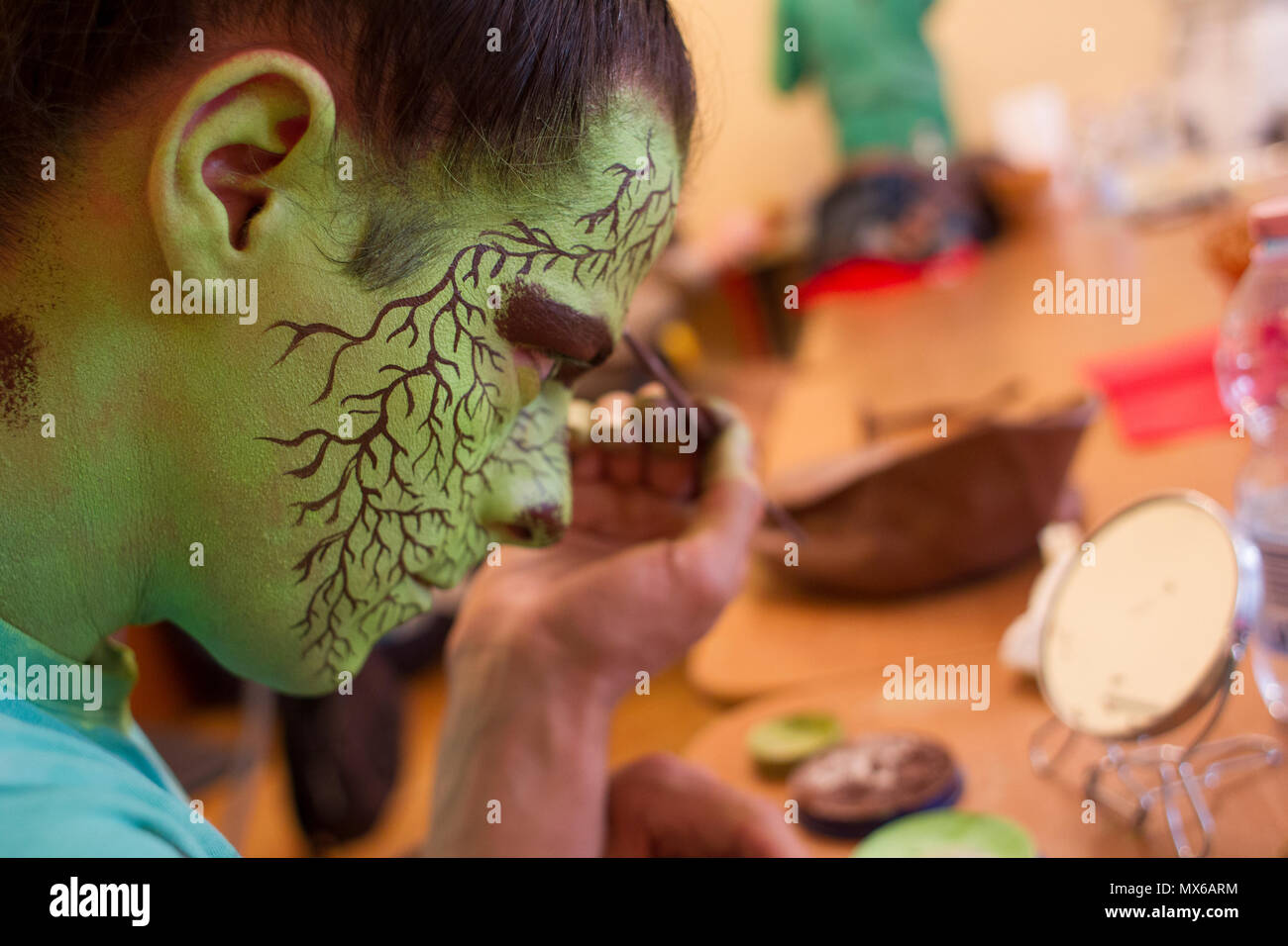 Szamotuly, Polonia. 3° giu, 2018. Il festival di strada di Single è un evento straordinario con straordinaria gli ospiti. Che cosa significa? Una speciale e inusuale, unico, unico, accattivanti, straordinario, unico e impareggiabile, non come un altro. Un tale festival. Tali artisti. Un tale pubblico. Posto come quello. Appena un UFO! Credito: Slawomir Kowalewski/Alamy Live News Foto Stock