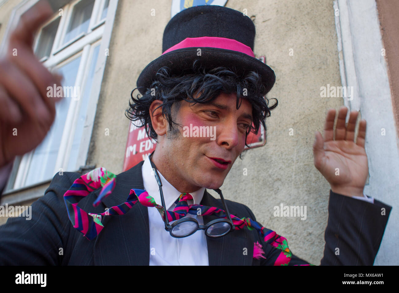 Szamotuly, Polonia. 3° giu, 2018. Il festival di strada di Single è un evento straordinario con straordinaria gli ospiti. Che cosa significa? Una speciale e inusuale, unico, unico, accattivanti, straordinario, unico e impareggiabile, non come un altro. Un tale festival. Tali artisti. Un tale pubblico. Posto come quello. Appena un UFO! Credito: Slawomir Kowalewski/Alamy Live News Foto Stock