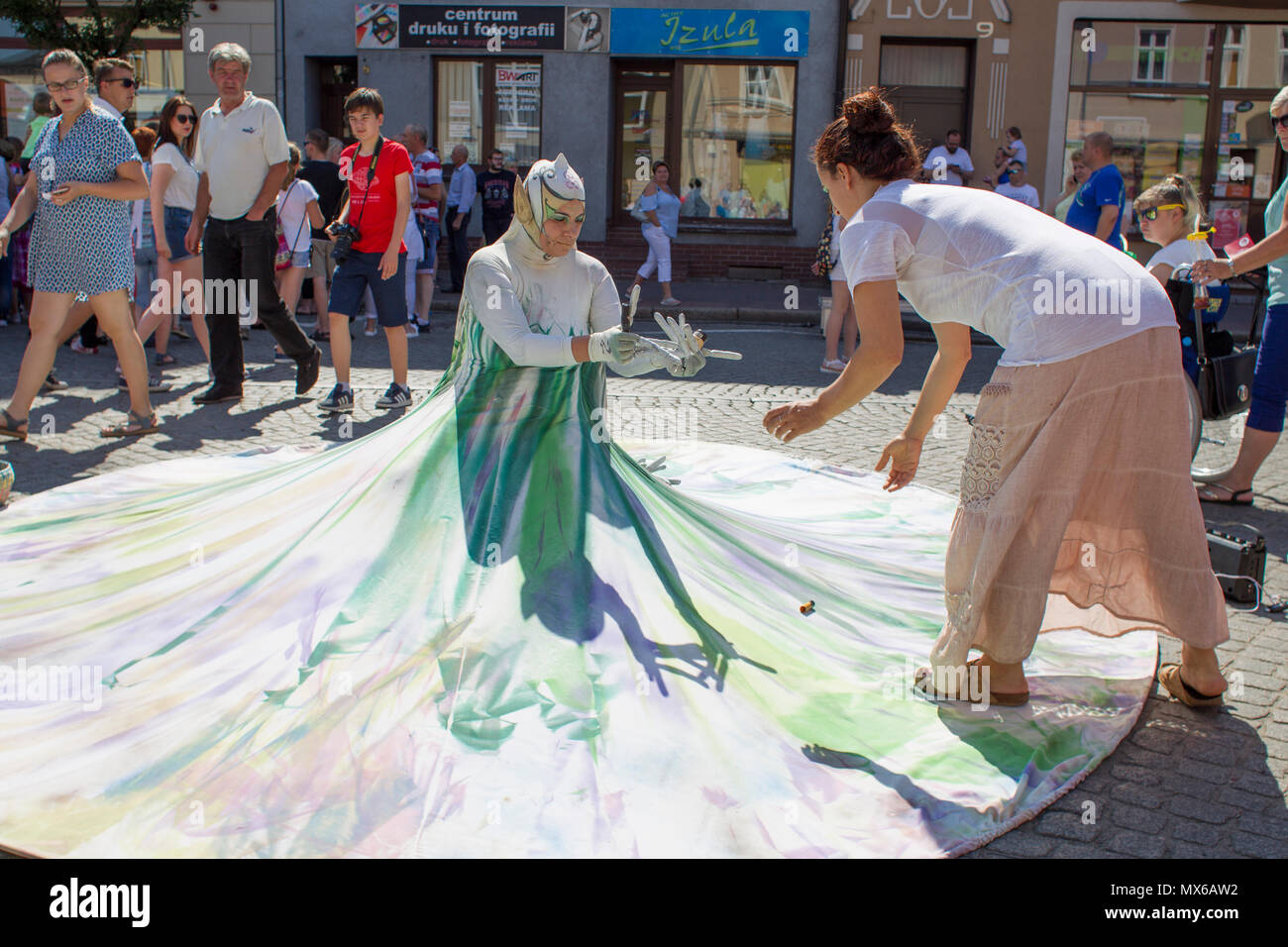 Szamotuly, Polonia. 3° giu, 2018. Il festival di strada di Single è un evento straordinario con straordinaria gli ospiti. Che cosa significa? Una speciale e inusuale, unico, unico, accattivanti, straordinario, unico e impareggiabile, non come un altro. Un tale festival. Tali artisti. Un tale pubblico. Posto come quello. Appena un UFO! Credito: Slawomir Kowalewski/Alamy Live News Foto Stock