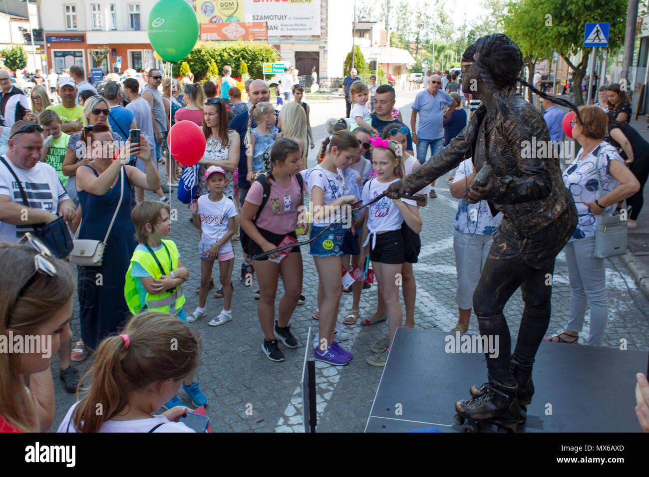 Szamotuly, Polonia. 3° giu, 2018. Il festival di strada di Single è un evento straordinario con straordinaria gli ospiti. Che cosa significa? Una speciale e inusuale, unico, unico, accattivanti, straordinario, unico e impareggiabile, non come un altro. Un tale festival. Tali artisti. Un tale pubblico. Posto come quello. Appena un UFO! Credito: Slawomir Kowalewski/Alamy Live News Foto Stock