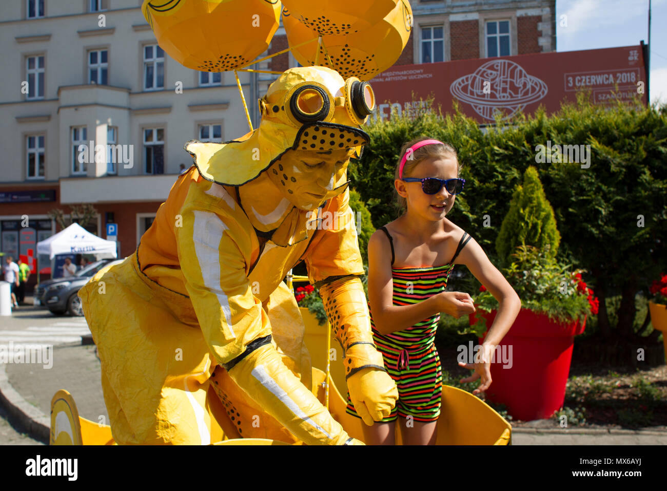 Szamotuly, Polonia. 3° giu, 2018. Il festival di strada di Single è un evento straordinario con straordinaria gli ospiti. Che cosa significa? Una speciale e inusuale, unico, unico, accattivanti, straordinario, unico e impareggiabile, non come un altro. Un tale festival. Tali artisti. Un tale pubblico. Posto come quello. Appena un UFO! Credito: Slawomir Kowalewski/Alamy Live News Foto Stock