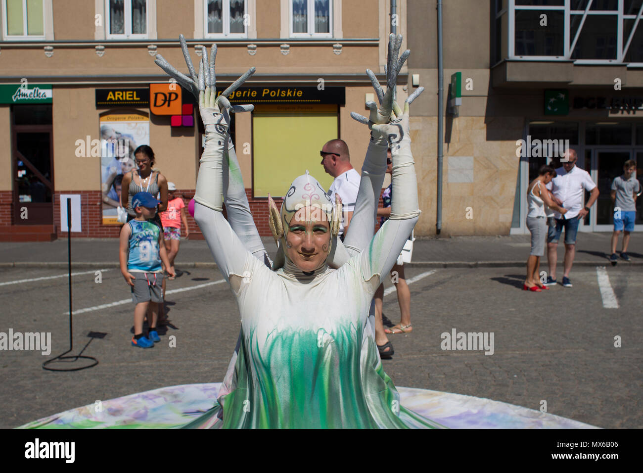 Szamotuly, Polonia. 3° giu, 2018. Il festival di strada di Single è un evento straordinario con straordinaria gli ospiti. Che cosa significa? Una speciale e inusuale, unico, unico, accattivanti, straordinario, unico e impareggiabile, non come un altro. Un tale festival. Tali artisti. Un tale pubblico. Posto come quello. Appena un UFO! Credito: Slawomir Kowalewski/Alamy Live News Foto Stock