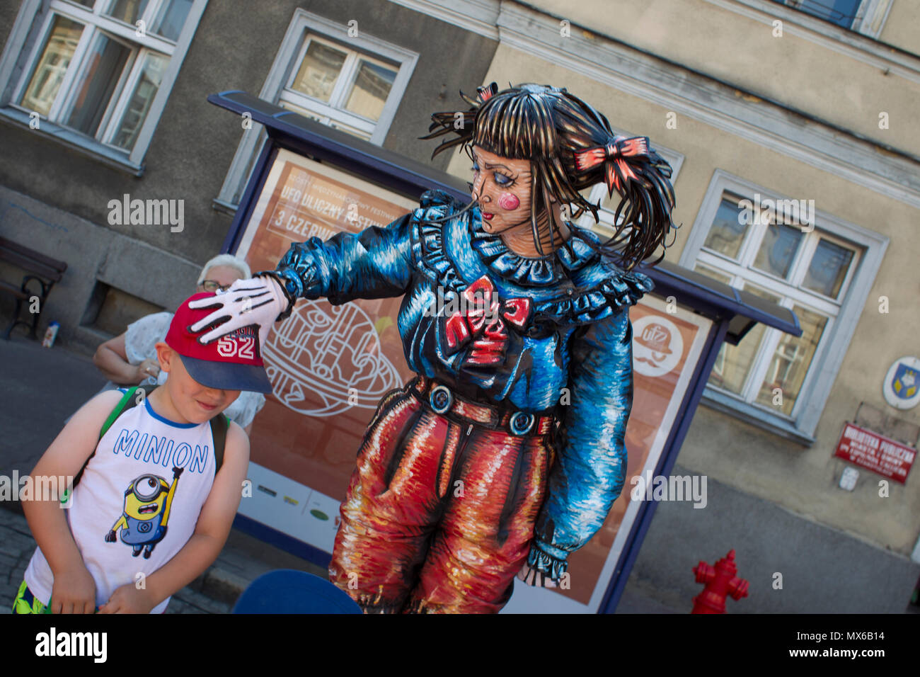 Szamotuly, Polonia. 3° giu, 2018. Il festival di strada di Single è un evento straordinario con straordinaria gli ospiti. Che cosa significa? Una speciale e inusuale, unico, unico, accattivanti, straordinario, unico e impareggiabile, non come un altro. Un tale festival. Tali artisti. Un tale pubblico. Posto come quello. Appena un UFO! Credito: Slawomir Kowalewski/Alamy Live News Foto Stock