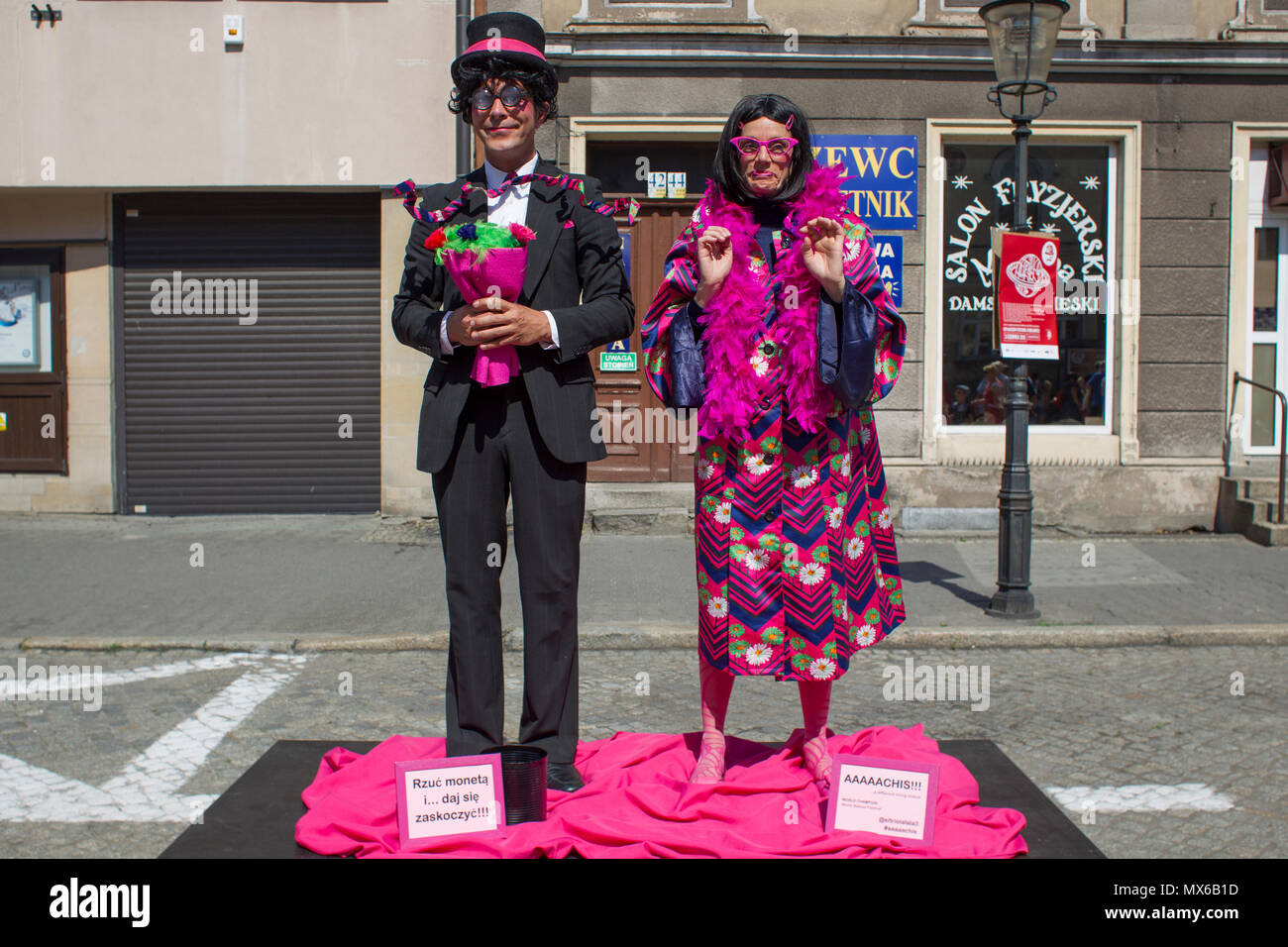 Szamotuly, Polonia. 3° giu, 2018. Il festival di strada di Single è un evento straordinario con straordinaria gli ospiti. Che cosa significa? Una speciale e inusuale, unico, unico, accattivanti, straordinario, unico e impareggiabile, non come un altro. Un tale festival. Tali artisti. Un tale pubblico. Posto come quello. Appena un UFO! Credito: Slawomir Kowalewski/Alamy Live News Foto Stock