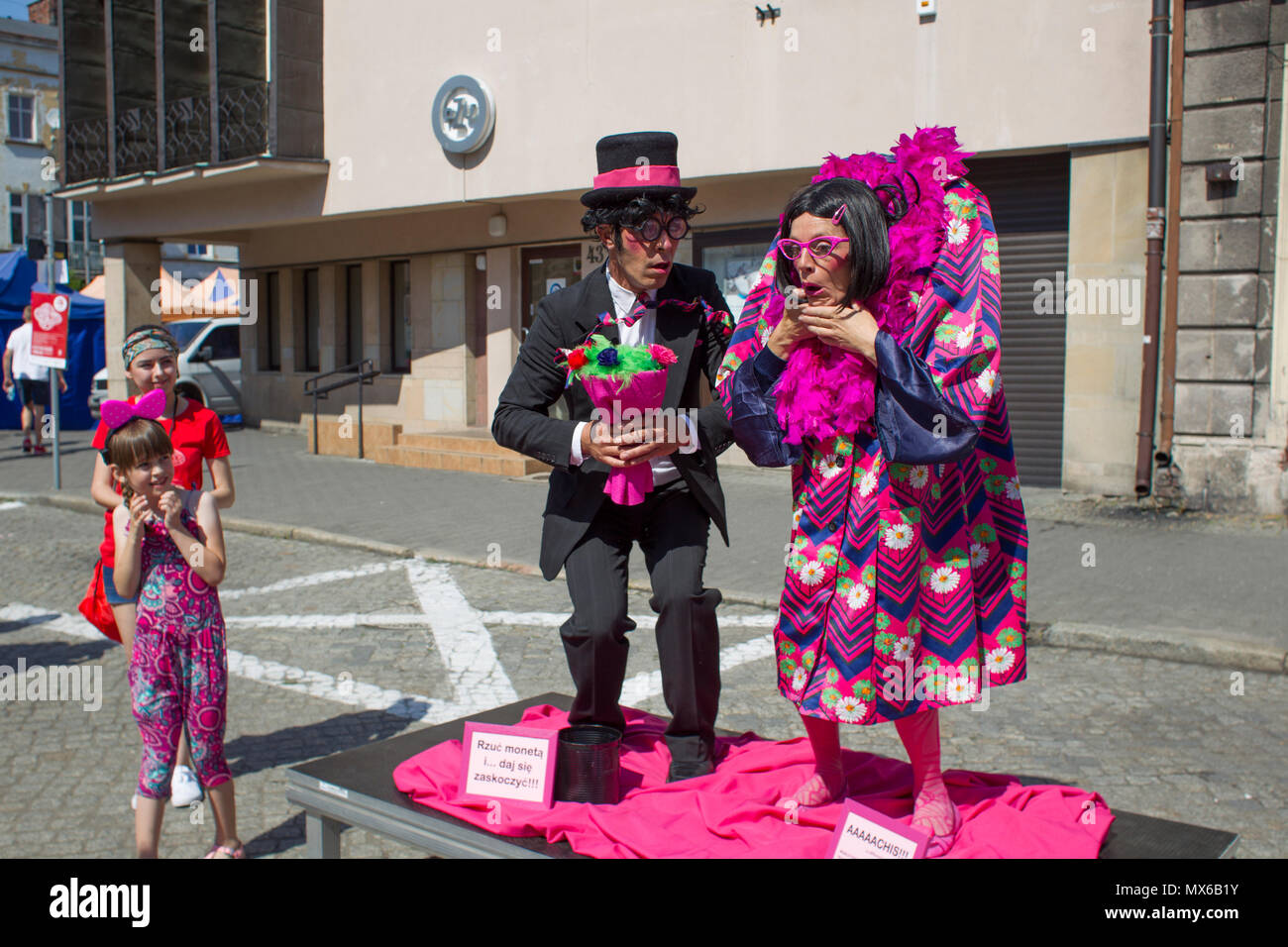 Szamotuly, Polonia. 3° giu, 2018. Il festival di strada di Single è un evento straordinario con straordinaria gli ospiti. Che cosa significa? Una speciale e inusuale, unico, unico, accattivanti, straordinario, unico e impareggiabile, non come un altro. Un tale festival. Tali artisti. Un tale pubblico. Posto come quello. Appena un UFO! Credito: Slawomir Kowalewski/Alamy Live News Foto Stock