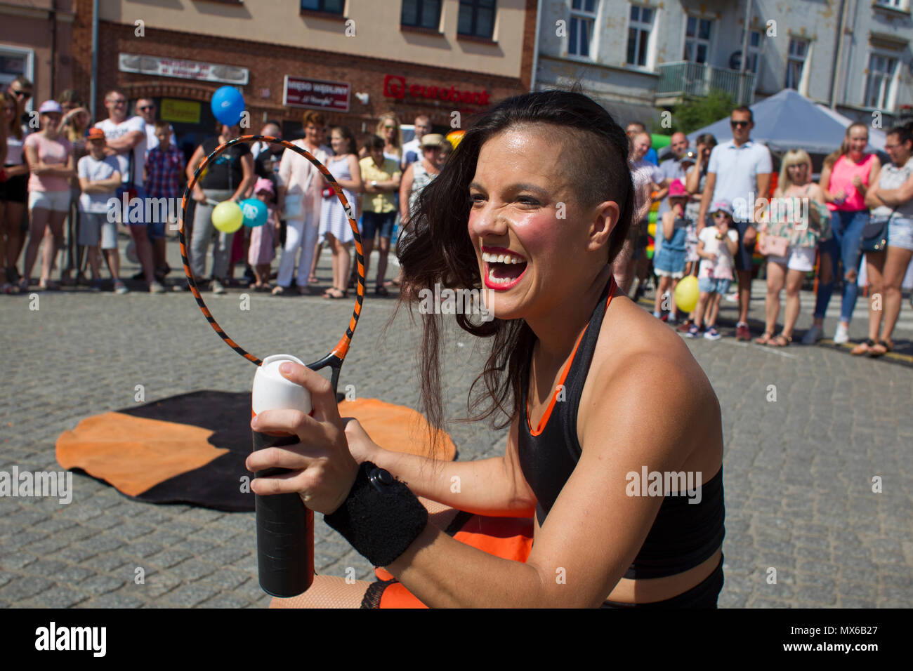 Szamotuly, Polonia. 3° giu, 2018. Il festival di strada di Single è un evento straordinario con straordinaria gli ospiti. Che cosa significa? Una speciale e inusuale, unico, unico, accattivanti, straordinario, unico e impareggiabile, non come un altro. Un tale festival. Tali artisti. Un tale pubblico. Posto come quello. Appena un UFO! Credito: Slawomir Kowalewski/Alamy Live News Foto Stock