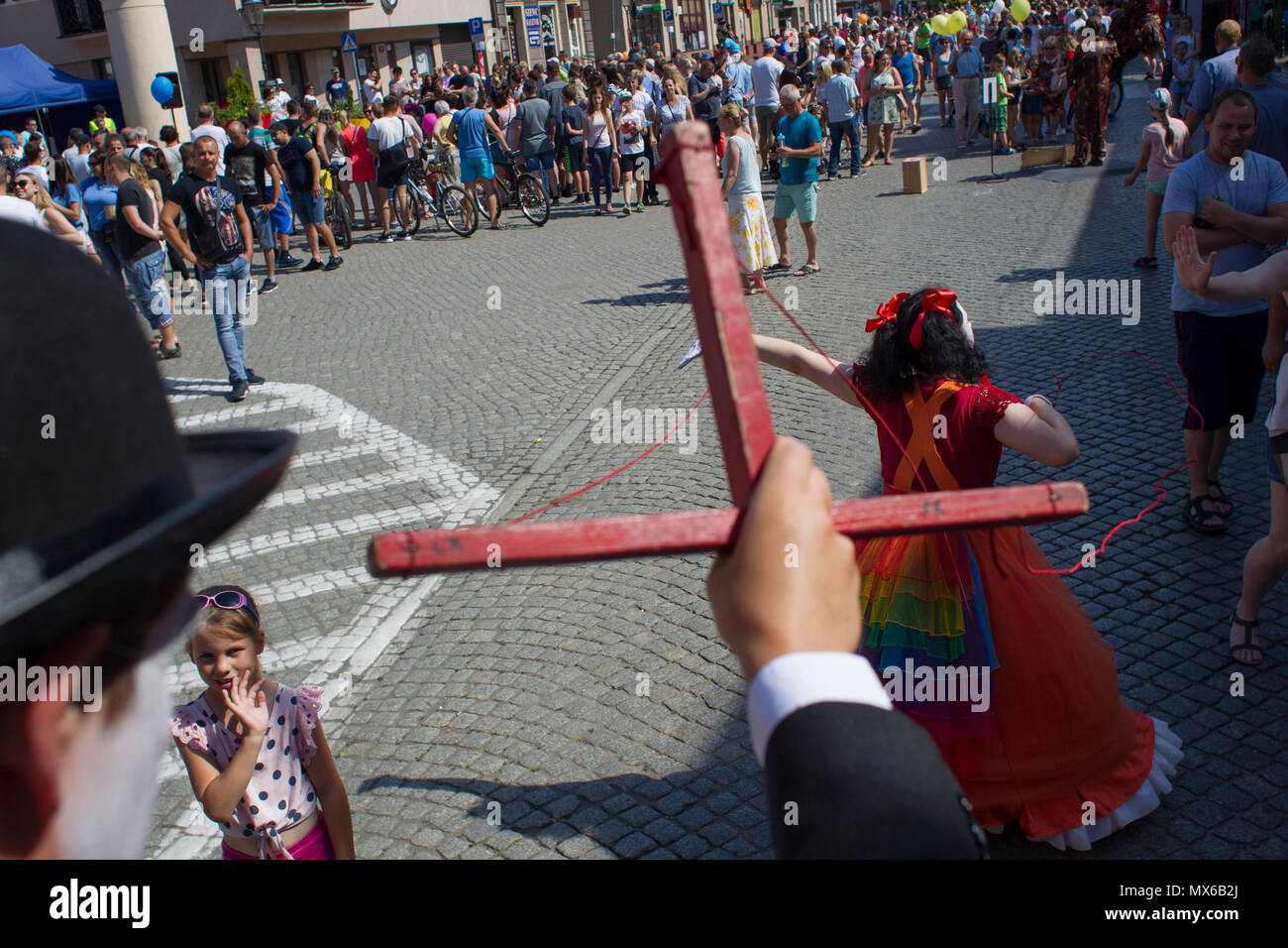 Szamotuly, Polonia. 3° giu, 2018. Il festival di strada di Single è un evento straordinario con straordinaria gli ospiti. Che cosa significa? Una speciale e inusuale, unico, unico, accattivanti, straordinario, unico e impareggiabile, non come un altro. Un tale festival. Tali artisti. Un tale pubblico. Posto come quello. Appena un UFO! Credito: Slawomir Kowalewski/Alamy Live News Foto Stock