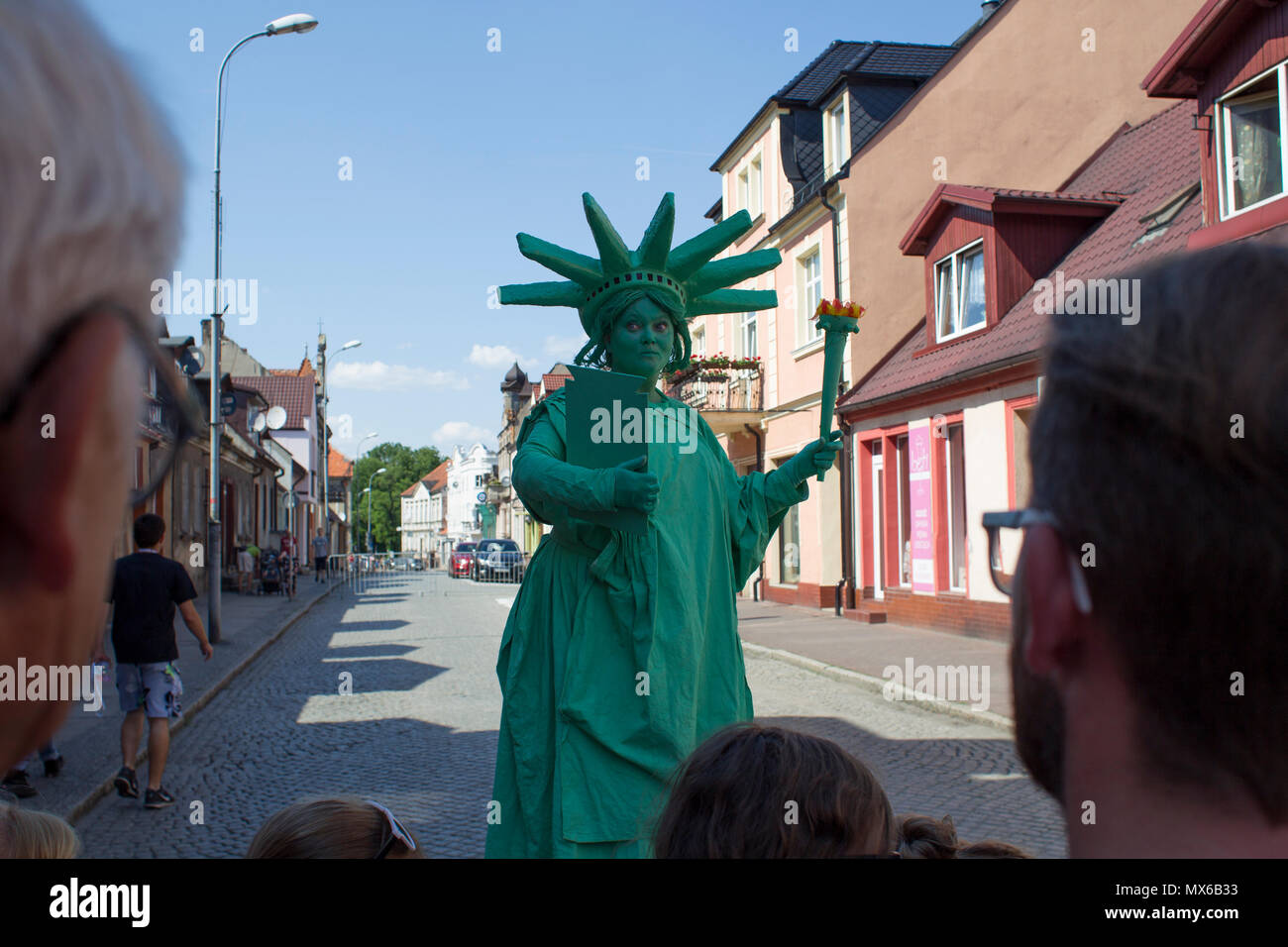 Szamotuly, Polonia. 3° giu, 2018. Il festival di strada di Single è un evento straordinario con straordinaria gli ospiti. Che cosa significa? Una speciale e inusuale, unico, unico, accattivanti, straordinario, unico e impareggiabile, non come un altro. Un tale festival. Tali artisti. Un tale pubblico. Posto come quello. Appena un UFO! Credito: Slawomir Kowalewski/Alamy Live News Foto Stock