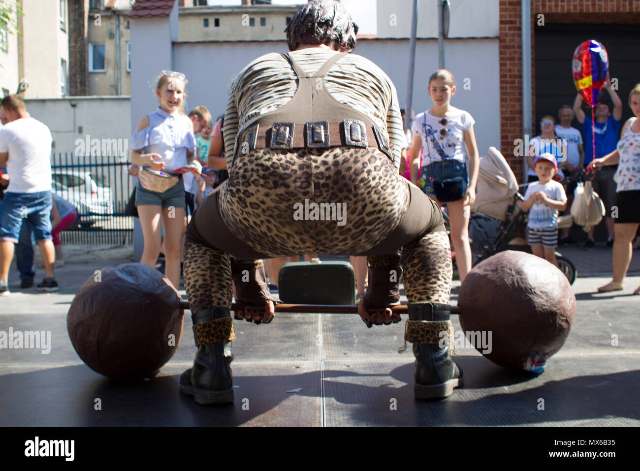 Szamotuly, Polonia. 3° giu, 2018. Il festival di strada di Single è un evento straordinario con straordinaria gli ospiti. Che cosa significa? Una speciale e inusuale, unico, unico, accattivanti, straordinario, unico e impareggiabile, non come un altro. Un tale festival. Tali artisti. Un tale pubblico. Posto come quello. Appena un UFO! Credito: Slawomir Kowalewski/Alamy Live News Foto Stock