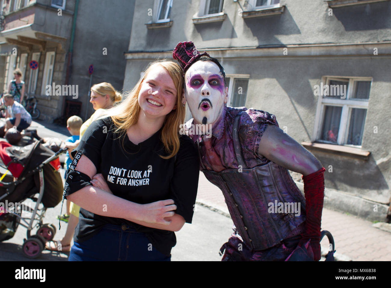 Szamotuly, Polonia. 3° giu, 2018. Il festival di strada di Single è un evento straordinario con straordinaria gli ospiti. Che cosa significa? Una speciale e inusuale, unico, unico, accattivanti, straordinario, unico e impareggiabile, non come un altro. Un tale festival. Tali artisti. Un tale pubblico. Posto come quello. Appena un UFO! Credito: Slawomir Kowalewski/Alamy Live News Foto Stock