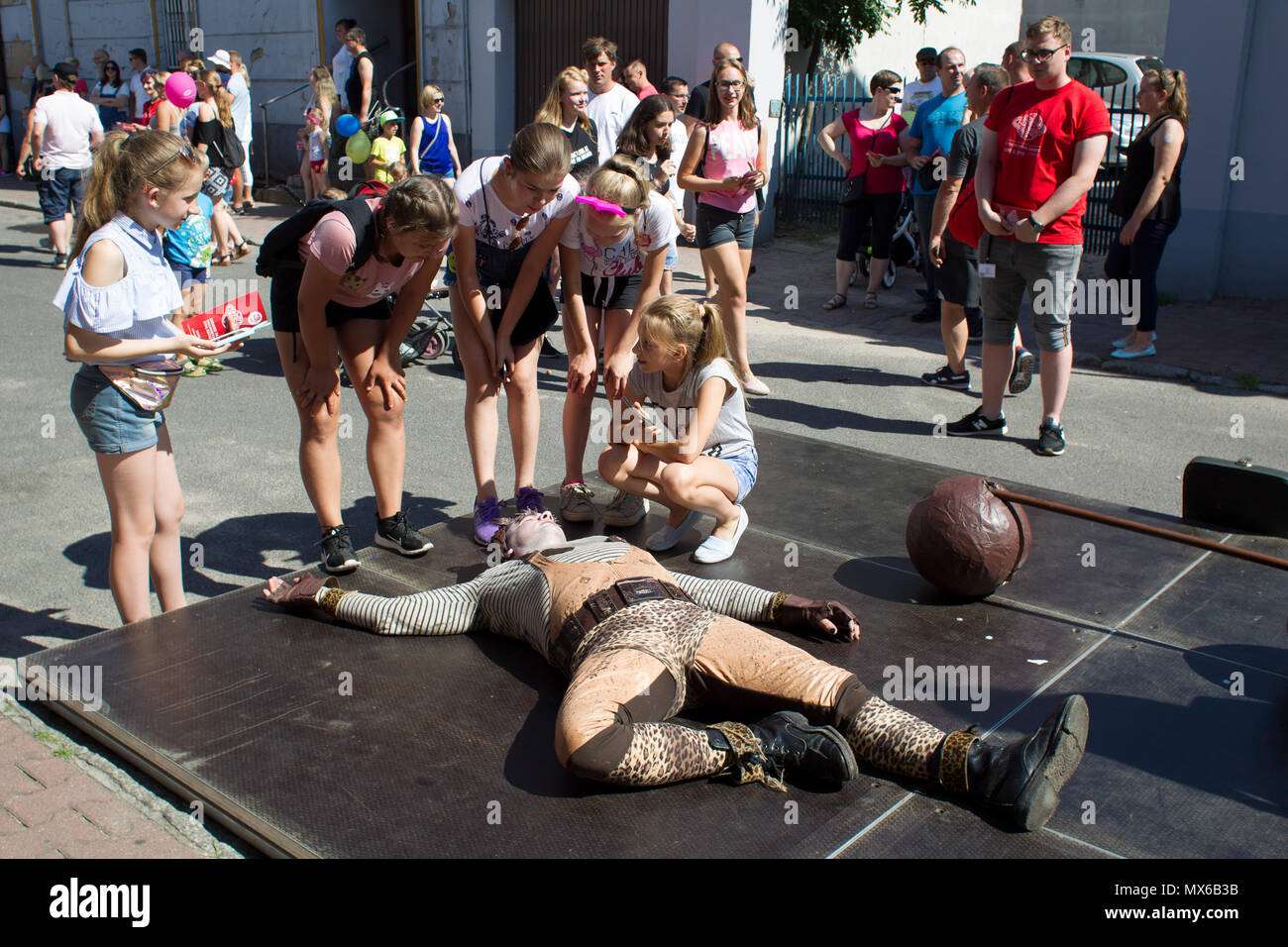 Szamotuly, Polonia. 3° giu, 2018. Il festival di strada di Single è un evento straordinario con straordinaria gli ospiti. Che cosa significa? Una speciale e inusuale, unico, unico, accattivanti, straordinario, unico e impareggiabile, non come un altro. Un tale festival. Tali artisti. Un tale pubblico. Posto come quello. Appena un UFO! Credito: Slawomir Kowalewski/Alamy Live News Foto Stock