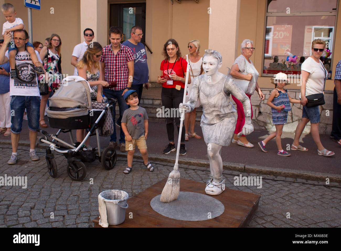 Szamotuly, Polonia. 3° giu, 2018. Il festival di strada di Single è un evento straordinario con straordinaria gli ospiti. Che cosa significa? Una speciale e inusuale, unico, unico, accattivanti, straordinario, unico e impareggiabile, non come un altro. Un tale festival. Tali artisti. Un tale pubblico. Posto come quello. Appena un UFO! Credito: Slawomir Kowalewski/Alamy Live News Foto Stock