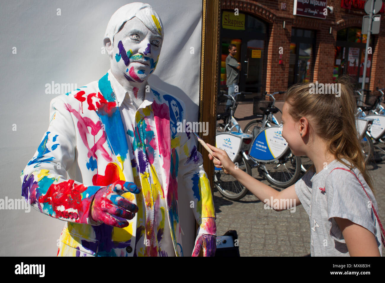 Szamotuly, Polonia. 3° giu, 2018. Il festival di strada di Single è un evento straordinario con straordinaria gli ospiti. Che cosa significa? Una speciale e inusuale, unico, unico, accattivanti, straordinario, unico e impareggiabile, non come un altro. Un tale festival. Tali artisti. Un tale pubblico. Posto come quello. Appena un UFO! Credito: Slawomir Kowalewski/Alamy Live News Foto Stock