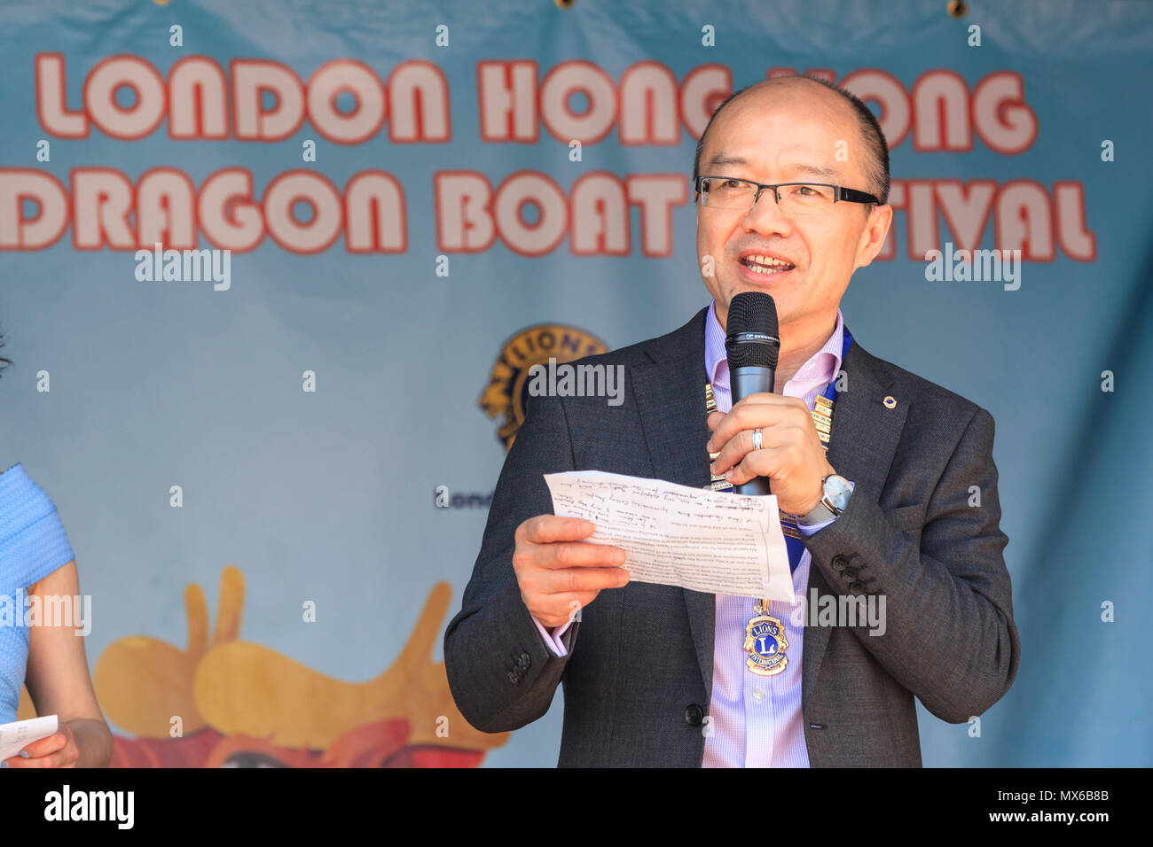 London Regatta Centre di Londra, Regno Unito. Il 3 giugno 2018. L annuale London Hong Kong Dragon Boat Festival avrà luogo a Londra il Regatta Centre in Docklands, in splendido sole. L'evento prevede le gare delle barche drago tutto il giorno, nonché gratuitamente un programma di eventi con spettacoli, musica, intrattenimento e bancarelle e opportunità di sperimentare la cultura cinese. Credito: Imageplotter News e sport/Alamy Live News Foto Stock