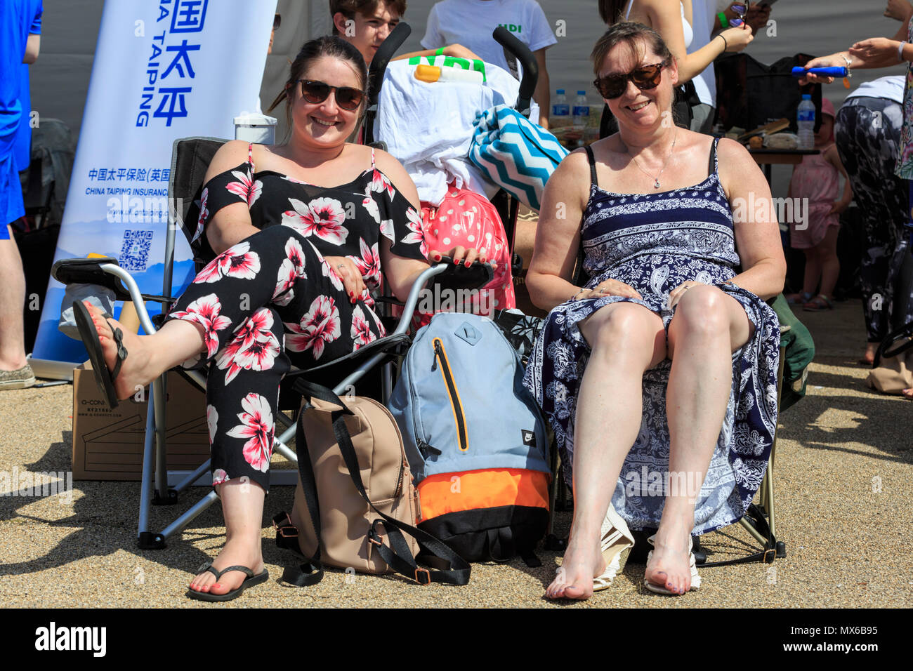 London Regatta Centre di Londra, Regno Unito. Il 3 giugno 2018. L annuale London Hong Kong Dragon Boat Festival avrà luogo a Londra il Regatta Centre in Docklands, in splendido sole. L'evento prevede le gare delle barche drago tutto il giorno, nonché gratuitamente un programma di eventi con spettacoli, musica, intrattenimento e bancarelle e opportunità di sperimentare la cultura cinese. Credito: Imageplotter News e sport/Alamy Live News Foto Stock