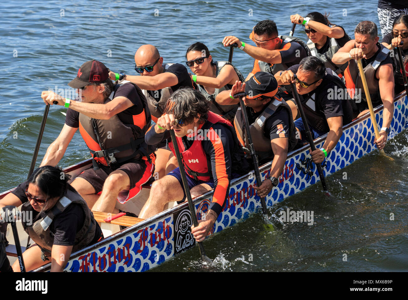 London Regatta Centre di Londra, Regno Unito. Il 3 giugno 2018. L annuale London Hong Kong Dragon Boat Festival avrà luogo a Londra il Regatta Centre in Docklands, in splendido sole. L'evento prevede le gare delle barche drago tutto il giorno, nonché gratuitamente un programma di eventi con spettacoli, musica, intrattenimento e bancarelle e opportunità di sperimentare la cultura cinese. Credito: Imageplotter News e sport/Alamy Live News Foto Stock