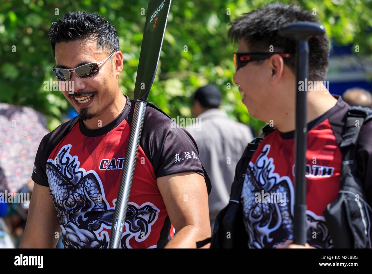 London Regatta Centre di Londra, Regno Unito. Il 3 giugno 2018. L annuale London Hong Kong Dragon Boat Festival avrà luogo a Londra il Regatta Centre in Docklands, in splendido sole. L'evento prevede le gare delle barche drago tutto il giorno, nonché gratuitamente un programma di eventi con spettacoli, musica, intrattenimento e bancarelle e opportunità di sperimentare la cultura cinese. Credito: Imageplotter News e sport/Alamy Live News Foto Stock