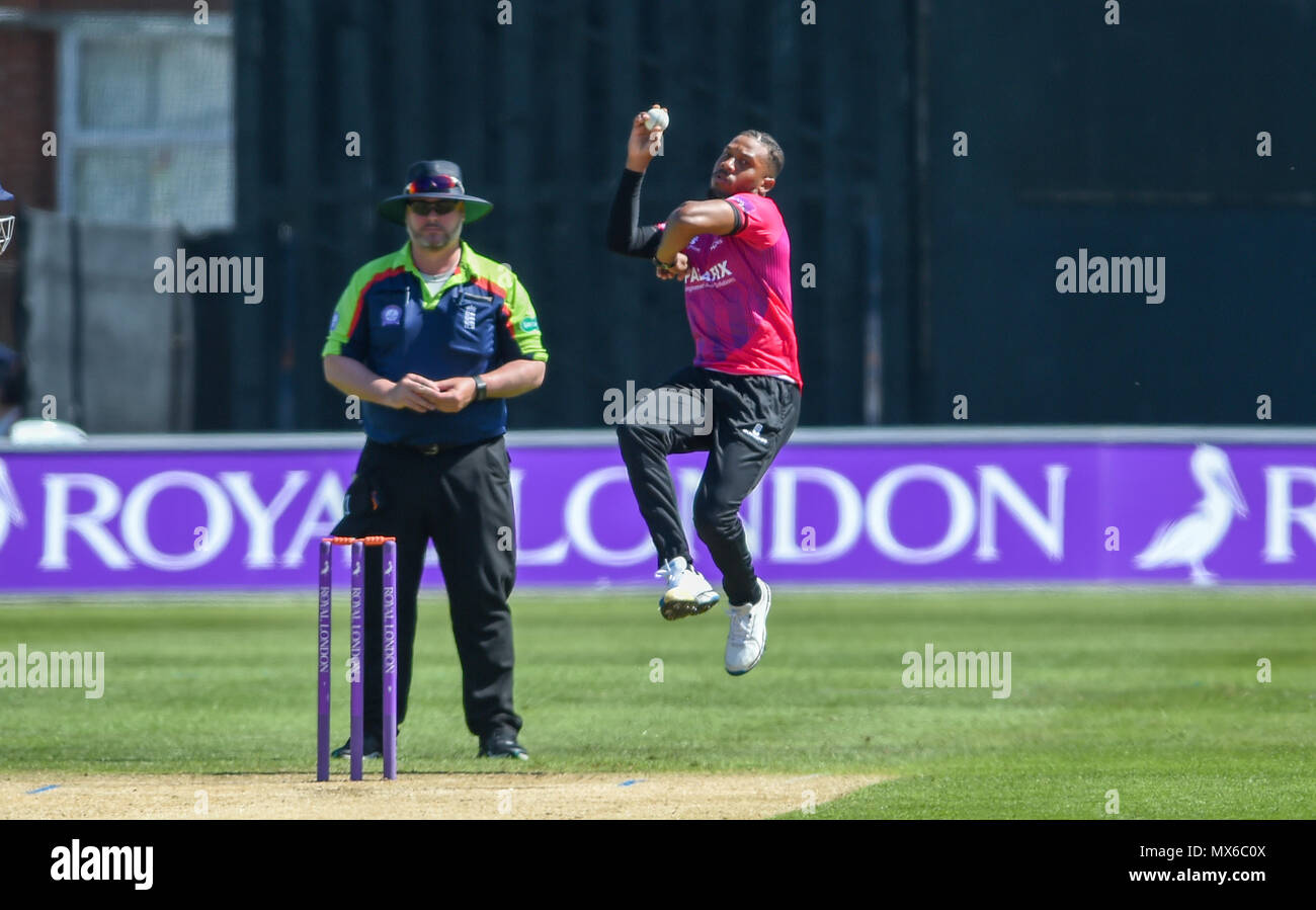 Eastbourne Regno Unito 3 Giugno 2018 - Chris Jordan bowling per Sussex durante il Royal London un giorno partita di cricket tra Sussex squali e aquile Essex presso la massa Saffrons in Eastbourne Regno Unito fotografia scattata da Simon Dack Credito: Simon Dack/Alamy Live News Foto Stock