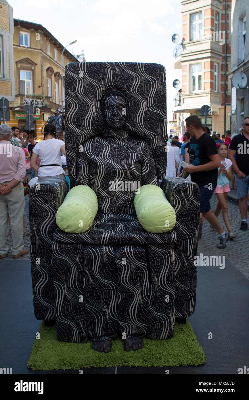 Szamotuly, Polonia. 3° giu, 2018. Il festival di strada di Single è un evento straordinario con straordinaria gli ospiti. Che cosa significa? Una speciale e inusuale, unico, unico, accattivanti, straordinario, unico e impareggiabile, non come un altro. Un tale festival. Tali artisti. Un tale pubblico. Posto come quello. Appena un UFO! Credito: Slawomir Kowalewski/Alamy Live News Foto Stock