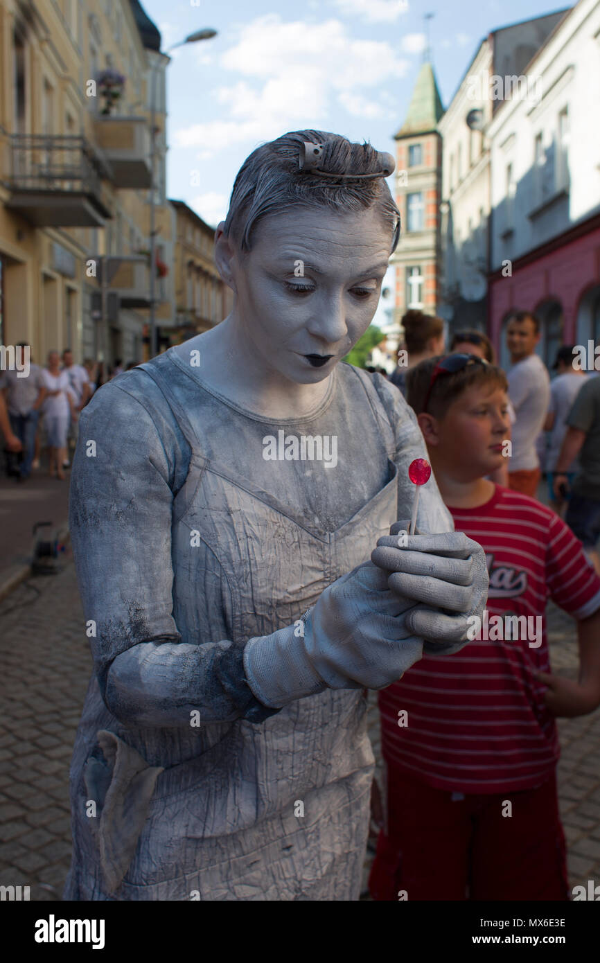 Szamotuly, Polonia. 3° giu, 2018. Il festival di strada di Single è un evento straordinario con straordinaria gli ospiti. Che cosa significa? Una speciale e inusuale, unico, unico, accattivanti, straordinario, unico e impareggiabile, non come un altro. Un tale festival. Tali artisti. Un tale pubblico. Posto come quello. Appena un UFO! Credito: Slawomir Kowalewski/Alamy Live News Foto Stock