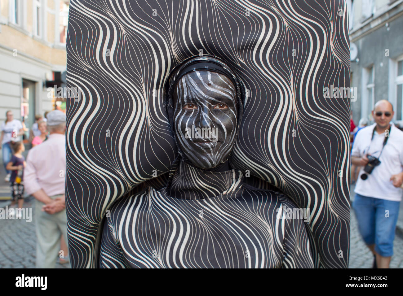 Szamotuly, Polonia. 3° giu, 2018. Il festival di strada di Single è un evento straordinario con straordinaria gli ospiti. Che cosa significa? Una speciale e inusuale, unico, unico, accattivanti, straordinario, unico e impareggiabile, non come un altro. Un tale festival. Tali artisti. Un tale pubblico. Posto come quello. Appena un UFO! Credito: Slawomir Kowalewski/Alamy Live News Foto Stock