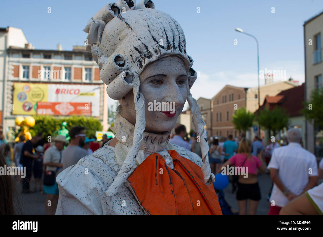 Szamotuly, Polonia. 3° giu, 2018. Il festival di strada di Single è un evento straordinario con straordinaria gli ospiti. Che cosa significa? Una speciale e inusuale, unico, unico, accattivanti, straordinario, unico e impareggiabile, non come un altro. Un tale festival. Tali artisti. Un tale pubblico. Posto come quello. Appena un UFO! Credito: Slawomir Kowalewski/Alamy Live News Foto Stock