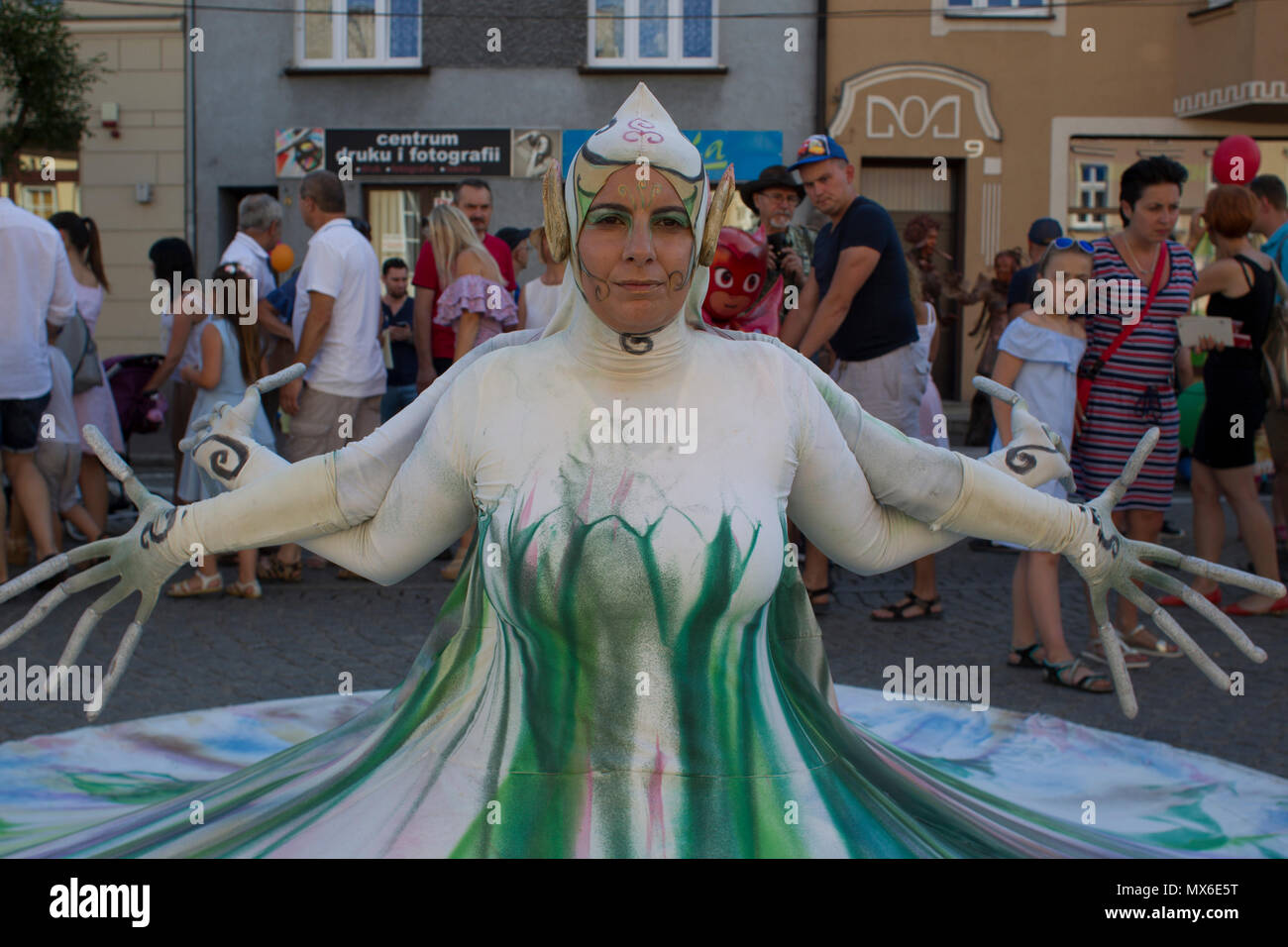 Szamotuly, Polonia. 3° giu, 2018. Il festival di strada di Single è un evento straordinario con straordinaria gli ospiti. Che cosa significa? Una speciale e inusuale, unico, unico, accattivanti, straordinario, unico e impareggiabile, non come un altro. Un tale festival. Tali artisti. Un tale pubblico. Posto come quello. Appena un UFO! Credito: Slawomir Kowalewski/Alamy Live News Foto Stock