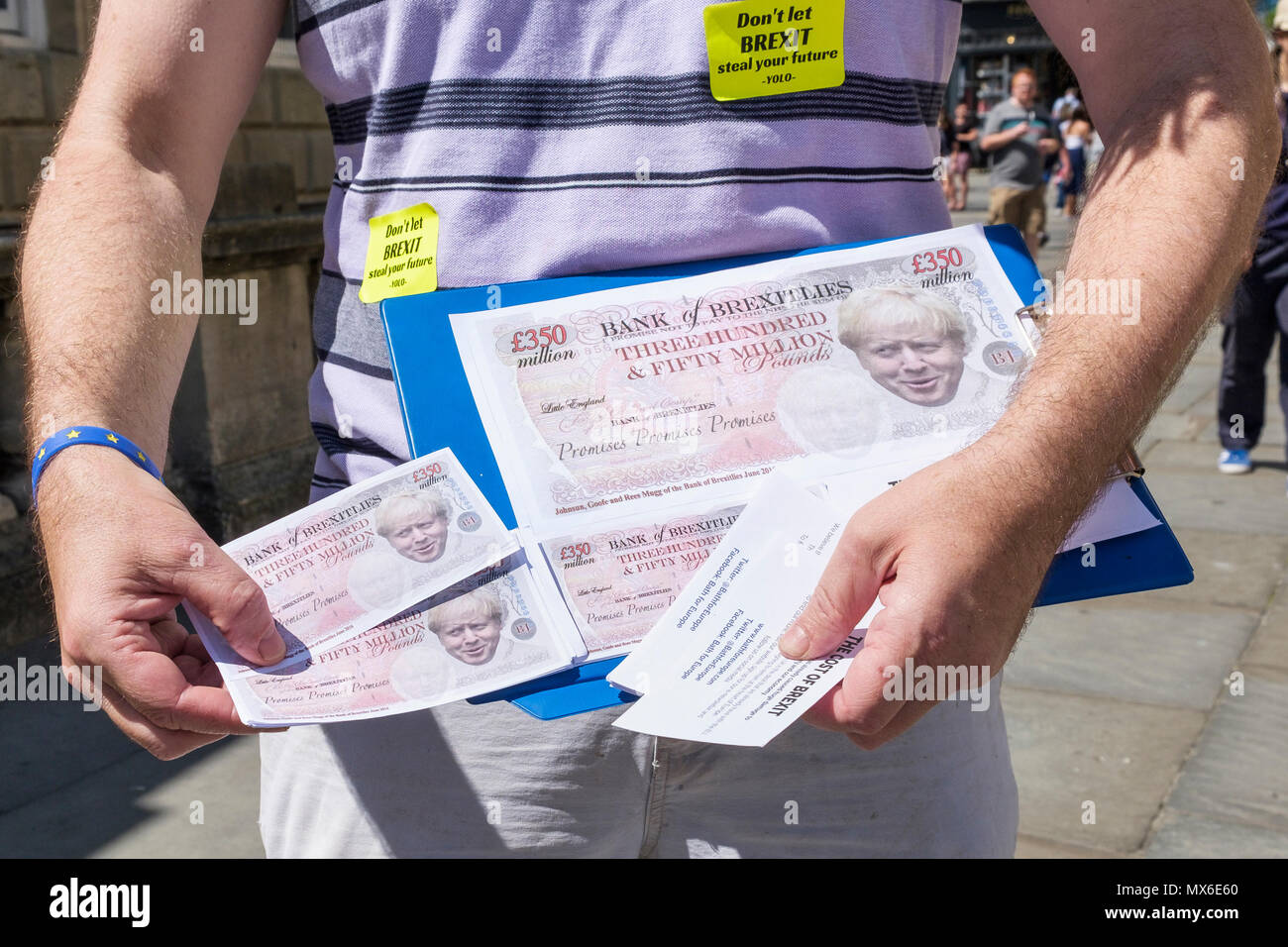 Bath, Regno Unito, 3 giugno, 2018. Un volontario dal bagno per il gruppo Europa è raffigurato con una manciata di Boris denaro, la falsa moneta note erano in riferimento ai £350m che Boris Johnson detto potrebbe essere impiegato per finanziare la NHS una volta che il Regno Unito lascia la UE. Vasca da bagno per l'Europa non sono un partito politico-gruppo di volontari che si batte per il Regno Unito per rimanere al centro dell'Unione europea, essi sono anche campagne di sensibilizzazione per un voto popolare sul finale Brexit trattativa. Credito: lynchpics/Alamy Live News Foto Stock