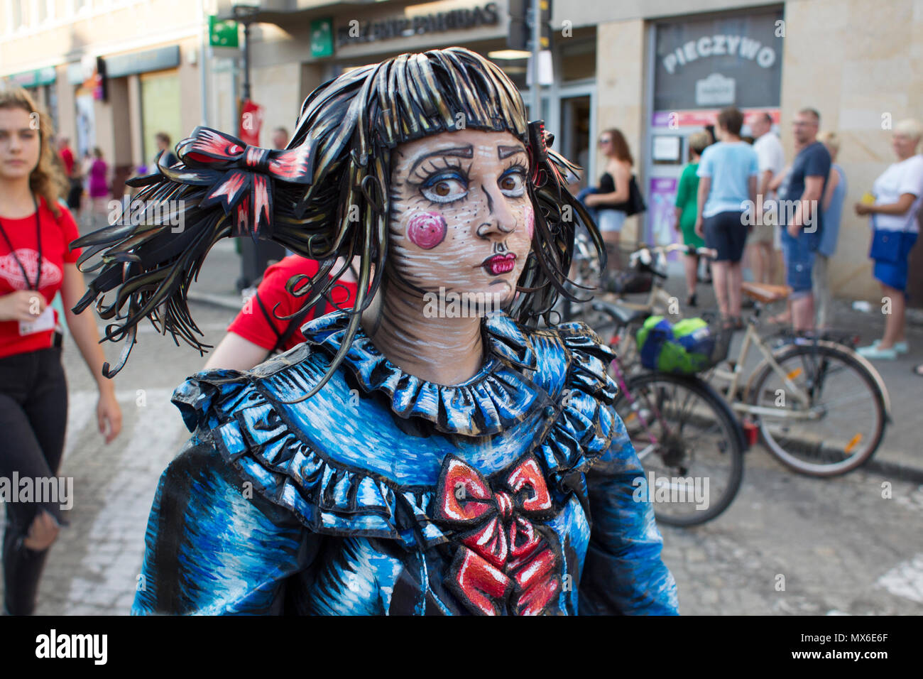 Szamotuly, Polonia. 3° giu, 2018. Il festival di strada di Single è un evento straordinario con straordinaria gli ospiti. Che cosa significa? Una speciale e inusuale, unico, unico, accattivanti, straordinario, unico e impareggiabile, non come un altro. Un tale festival. Tali artisti. Un tale pubblico. Posto come quello. Appena un UFO! Credito: Slawomir Kowalewski/Alamy Live News Foto Stock
