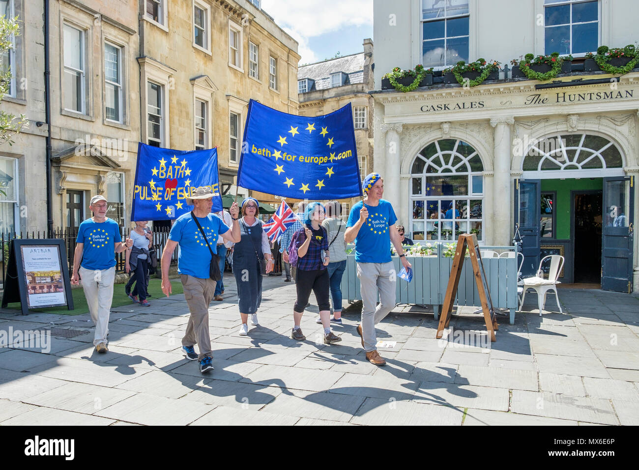 Bath, Regno Unito, 3 giugno, 2018. I membri dal bagno per Europe group sono illustrati portando la bandiera europea e la bandiera dell'UE che prendono parte ad una passeggiata attraverso le strade di Bath. Vasca da bagno per l'Europa non sono un partito politico-gruppo di volontari che si batte per il Regno Unito per rimanere al centro dell'Unione europea, essi sono anche campagne di sensibilizzazione per un voto popolare sul finale Brexit trattativa. Credito: lynchpics/Alamy Live News Foto Stock