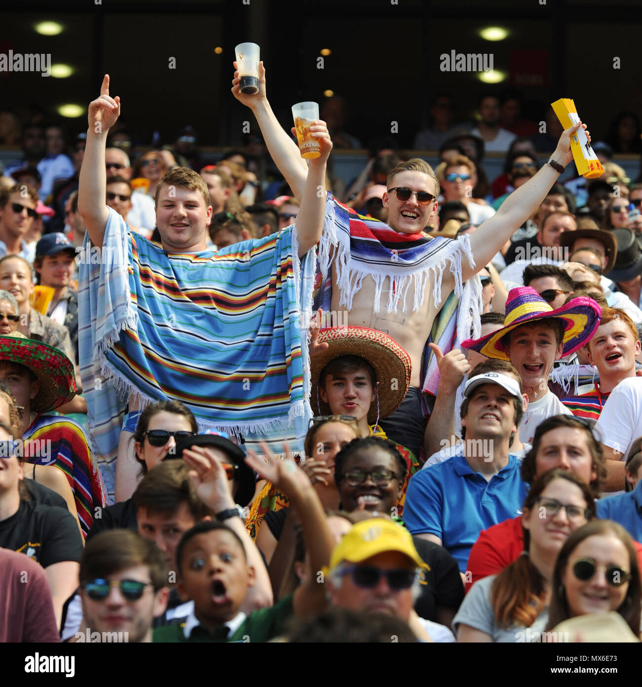 Londra, Regno Unito. 3° giu, 2018. Tifosi giunti in tutte le varietà presso la penultima tappa del mondo HSBC Rugby Sevens serie a Twickenham Stadium di Londra, Regno Unito. Tutti i tipi di abiti fantasiosi, bandiere e costumi erano in mostra, liberalmente e generosamente accompagnato da alcool nella maggior parte dei casi. La serie vede 20 squadre internazionali in concorrenza in rapida 14 minuti di corrispondenze (due metà di sette minuti) in 11 diverse città di tutto il mondo - la finale sarà a Parigi nel mese di giugno. Credito: Michael Preston/Alamy Live News Foto Stock