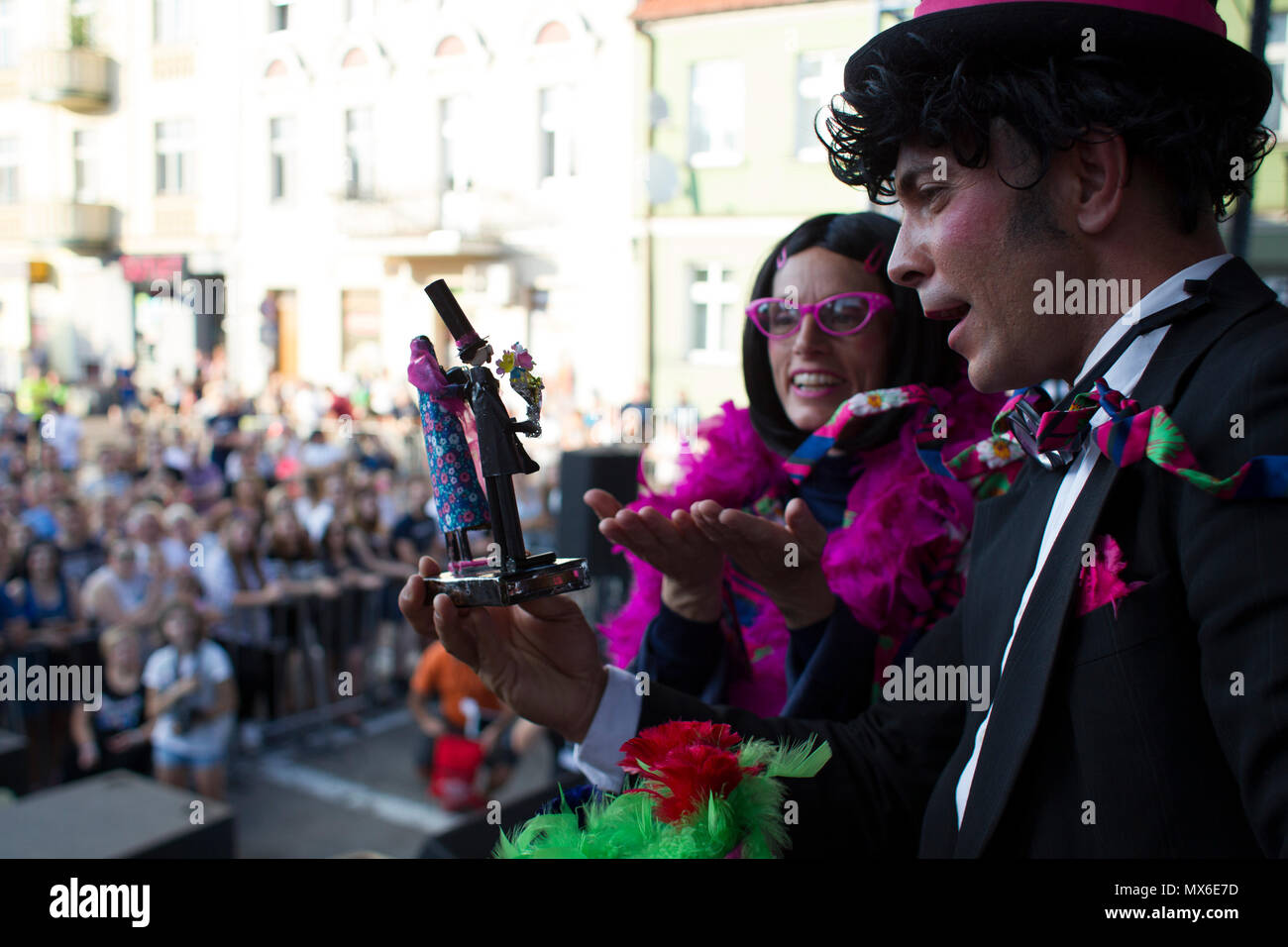 Szamotuly, Polonia. 3° giu, 2018. Il festival di strada di Single è un evento straordinario con straordinaria gli ospiti. Che cosa significa? Una speciale e inusuale, unico, unico, accattivanti, straordinario, unico e impareggiabile, non come un altro. Un tale festival. Tali artisti. Un tale pubblico. Posto come quello. Appena un UFO! Credito: Slawomir Kowalewski/Alamy Live News Foto Stock