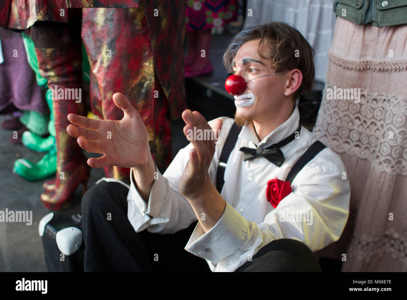 Szamotuly, Polonia. 3° giu, 2018. Il festival di strada di Single è un evento straordinario con straordinaria gli ospiti. Che cosa significa? Una speciale e inusuale, unico, unico, accattivanti, straordinario, unico e impareggiabile, non come un altro. Un tale festival. Tali artisti. Un tale pubblico. Posto come quello. Appena un UFO! Credito: Slawomir Kowalewski/Alamy Live News Foto Stock